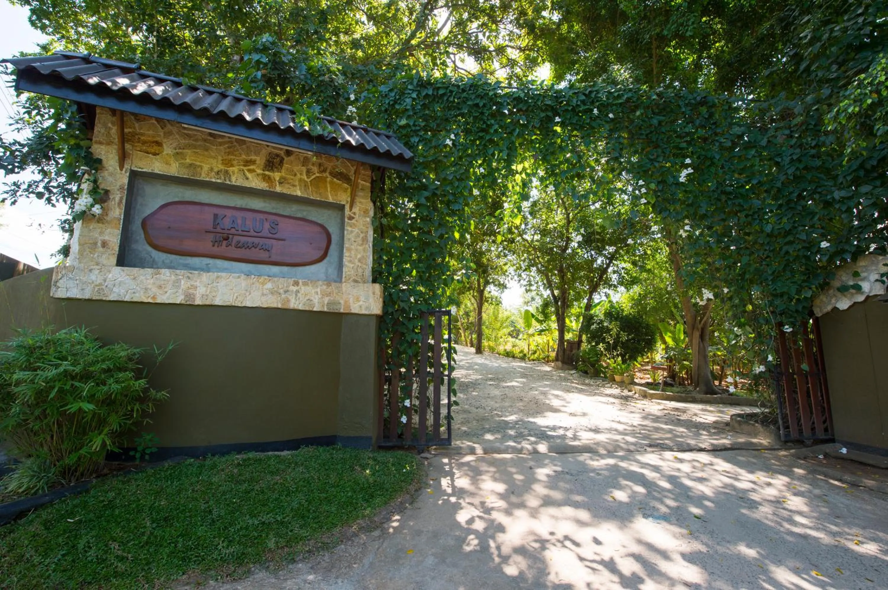 Facade/entrance in Kalu's Hideaway Udawalawe