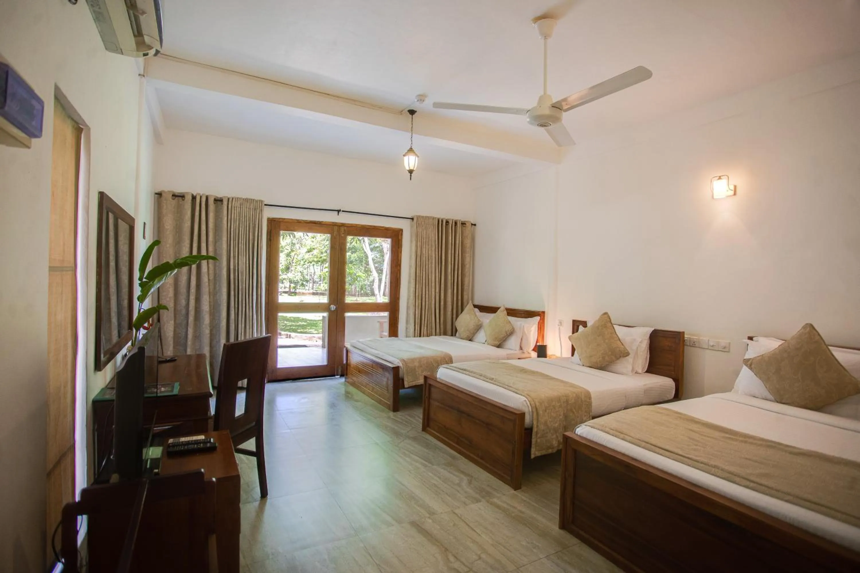 Photo of the whole room, Bed in Kalu's Hideaway Udawalawe