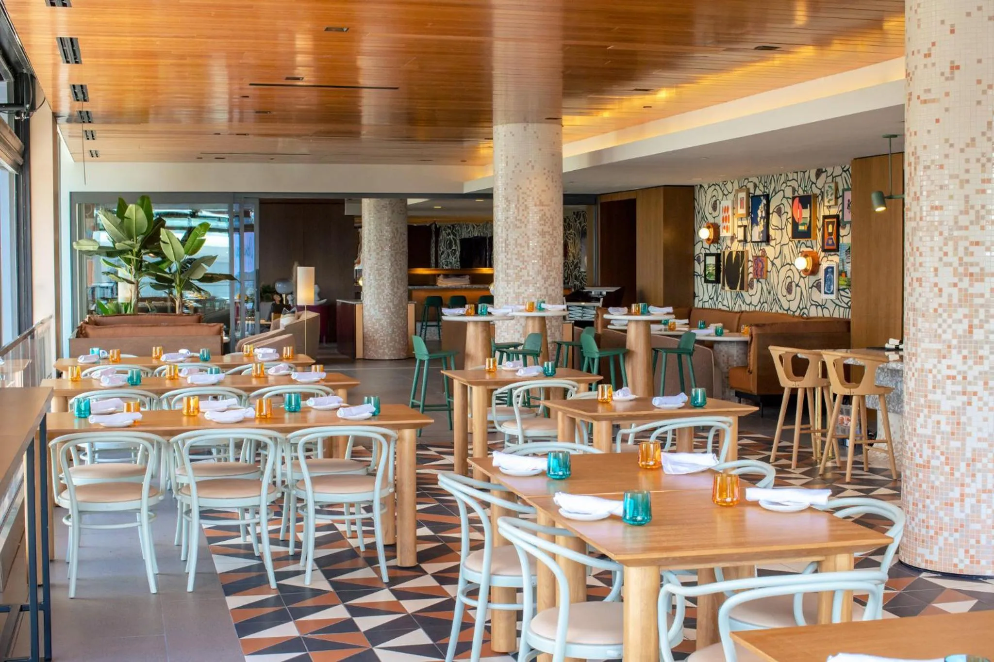 Dining area in Omni Boston Hotel at the Seaport