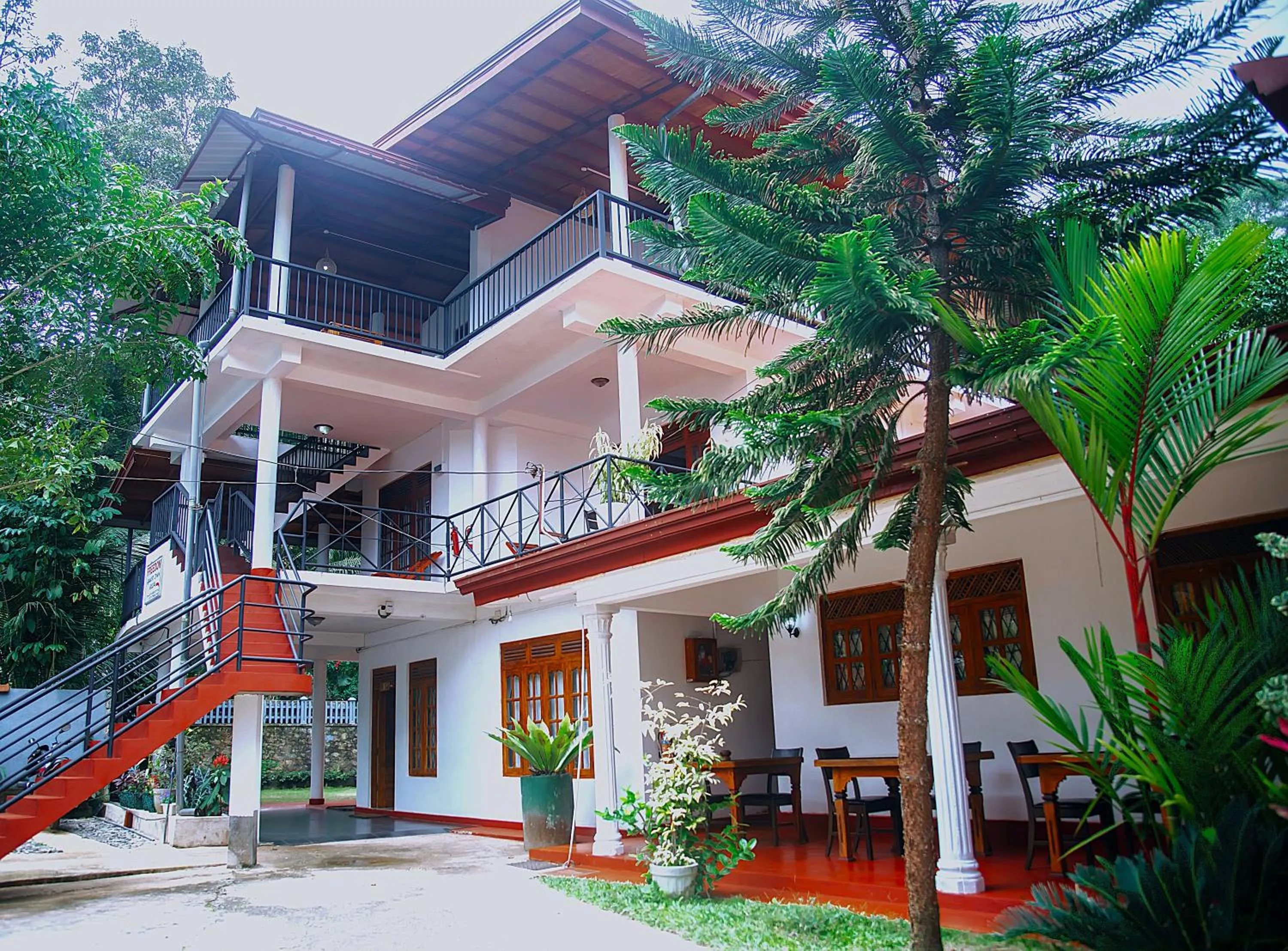 Property building in Freedom Guest Inn Ella