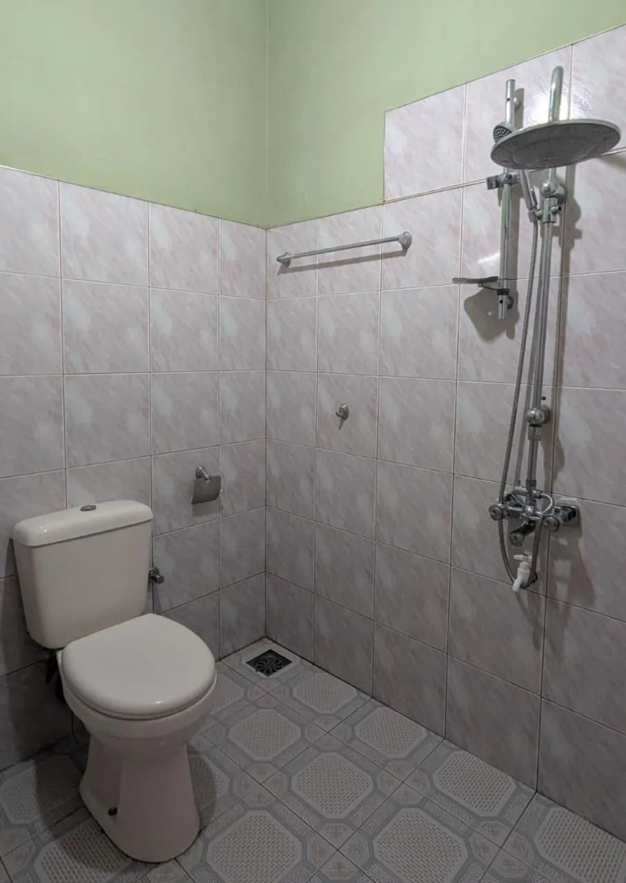 Shower in Freedom Guest Inn Ella