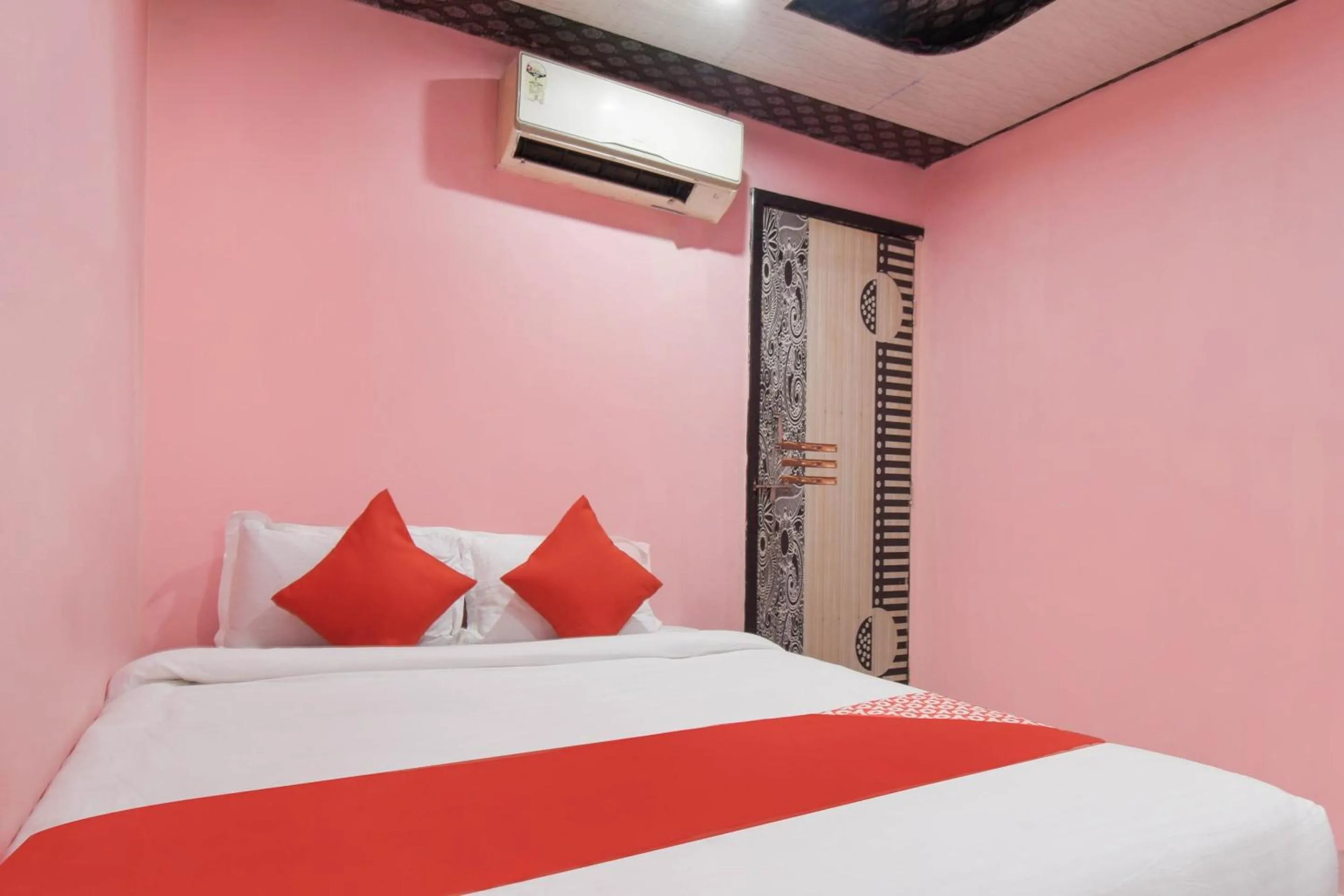 Bedroom, Bed in Hotel O Swastik