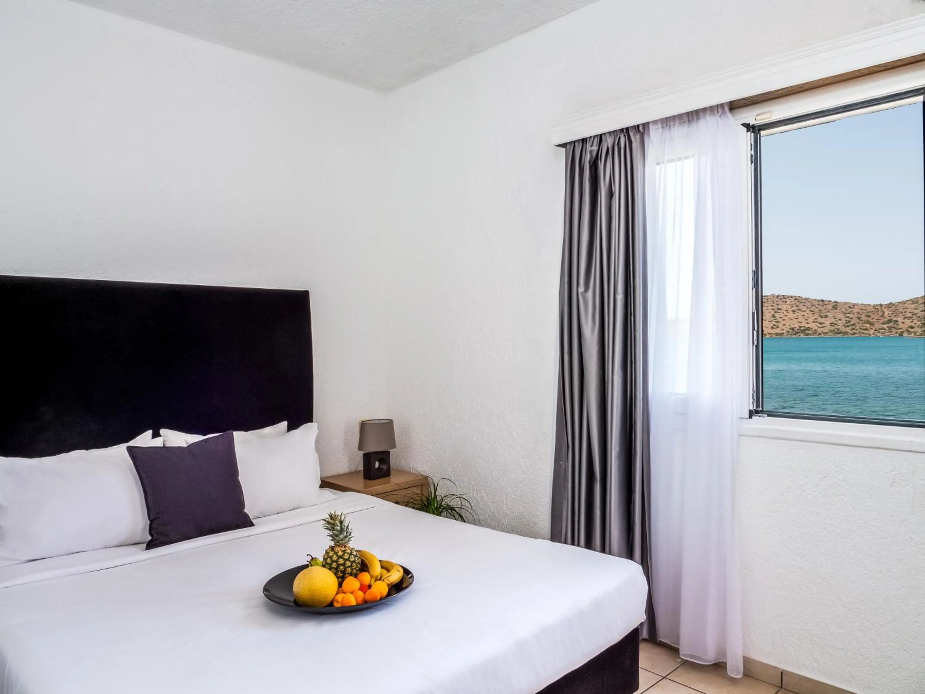 Bed in Elounda Alikes Suites & Studios