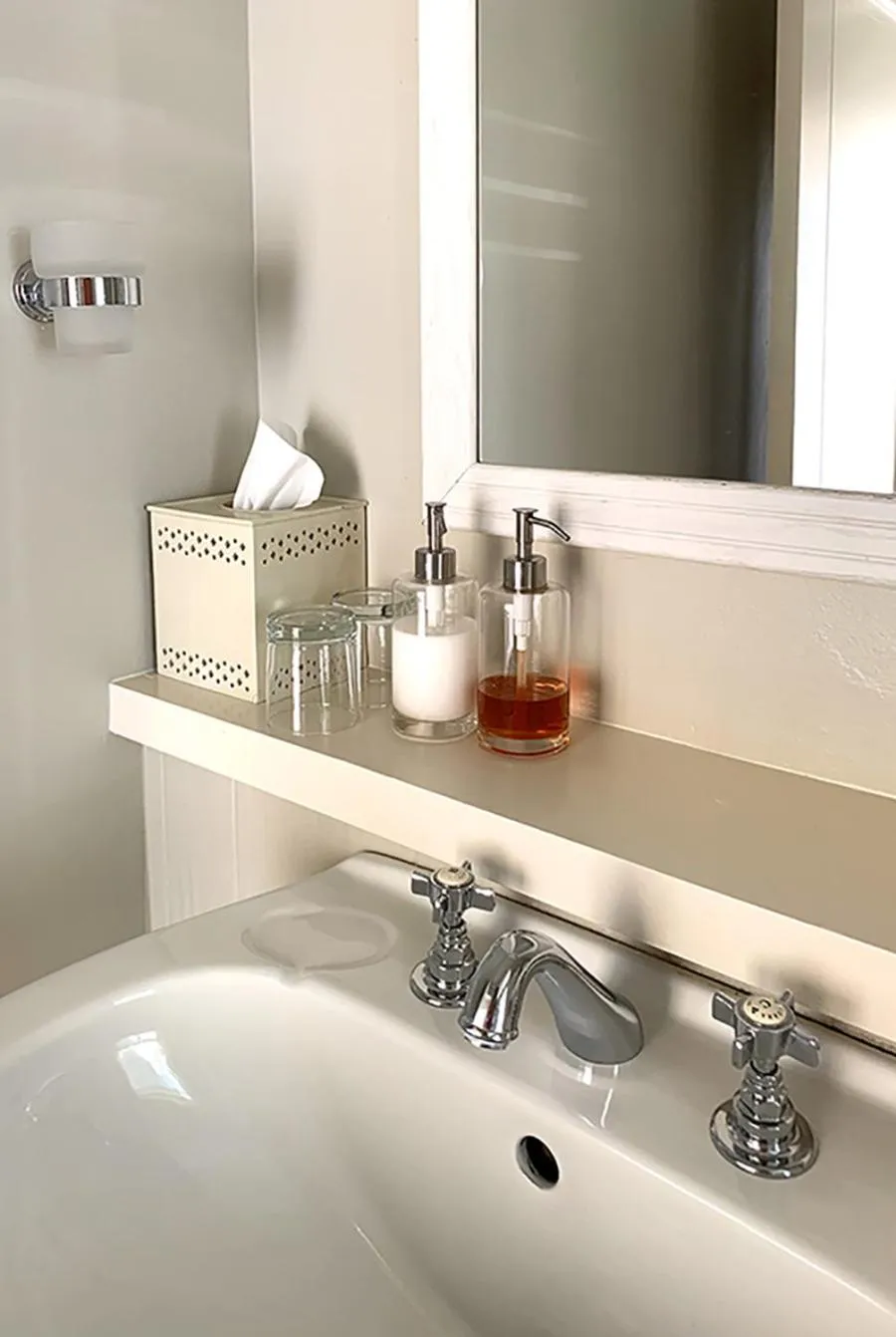 Bathroom in Coral Tree Colony Bed & Breakfast