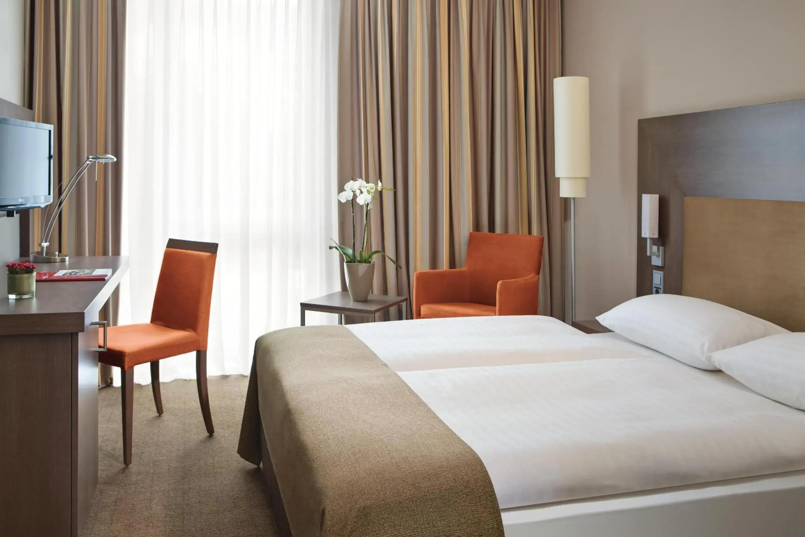 Double Room - Disability Access in IntercityHotel Berlin Hauptbahnhof Double Room - Disability Access in IntercityHotel Berlin Hauptbahnhof