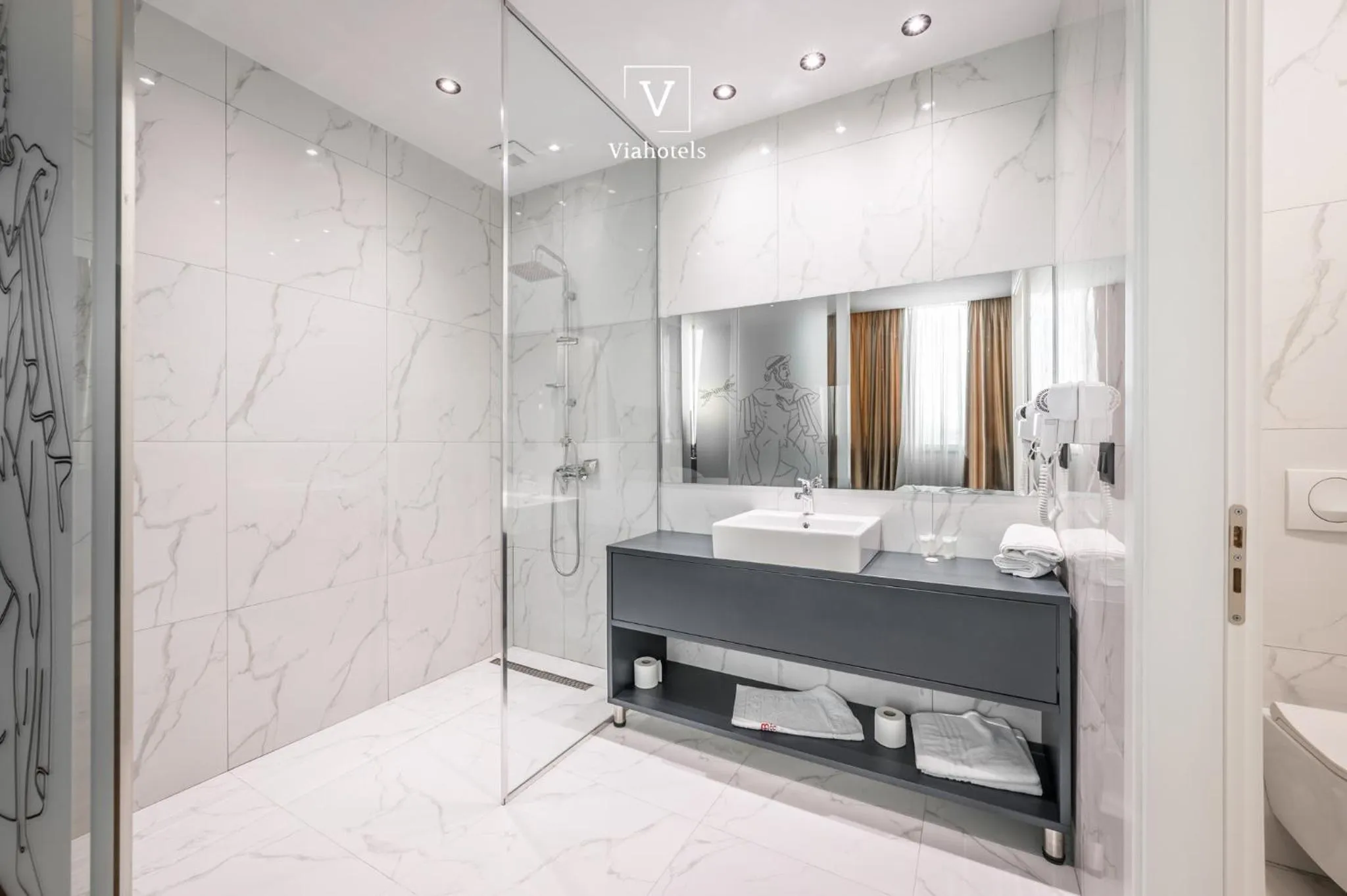 Shower, Bed in VH Eurostar Tirana Hotel Congress & Tirana Spa