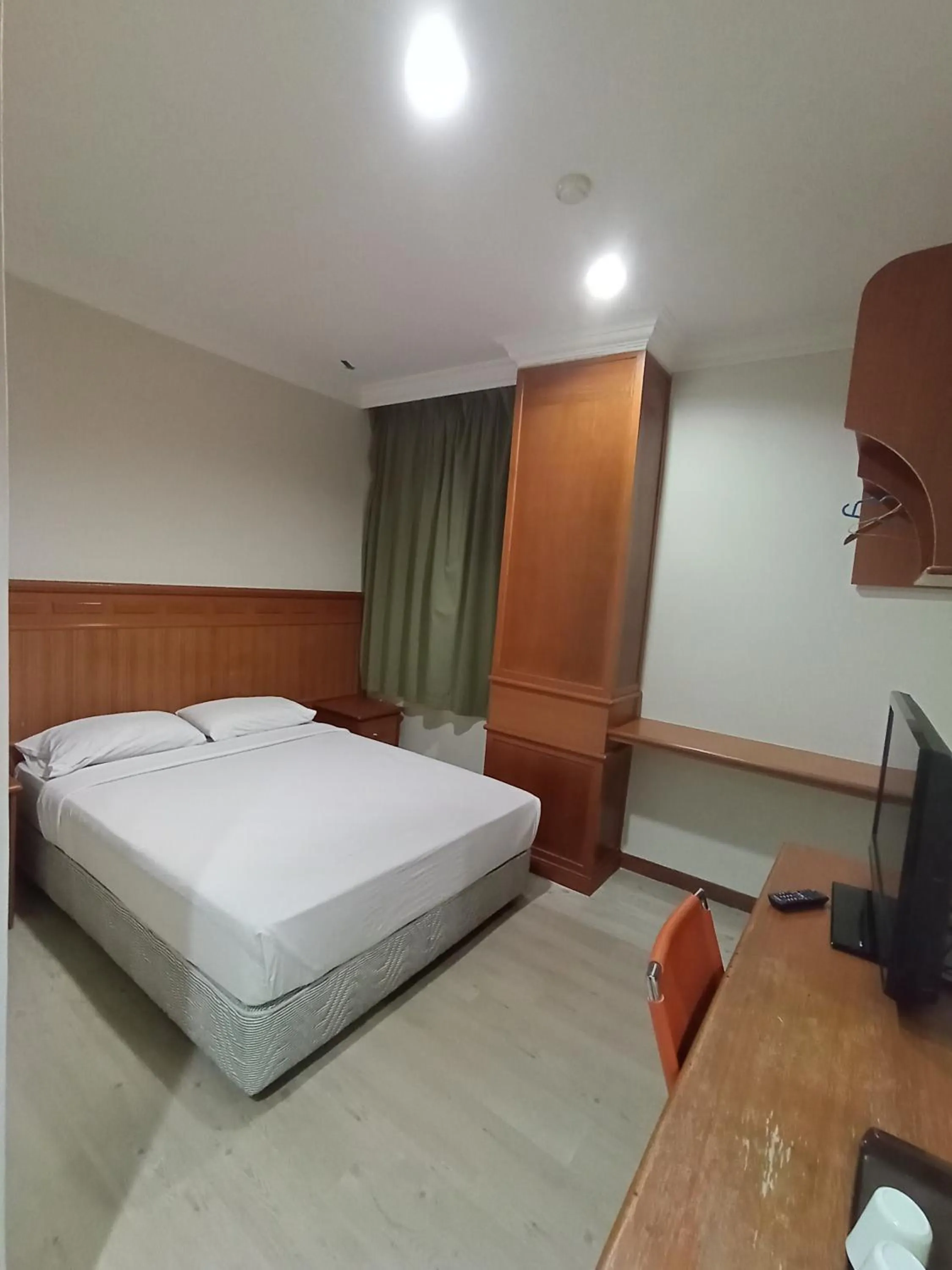 Bedroom, Bed in New Grand Hotel