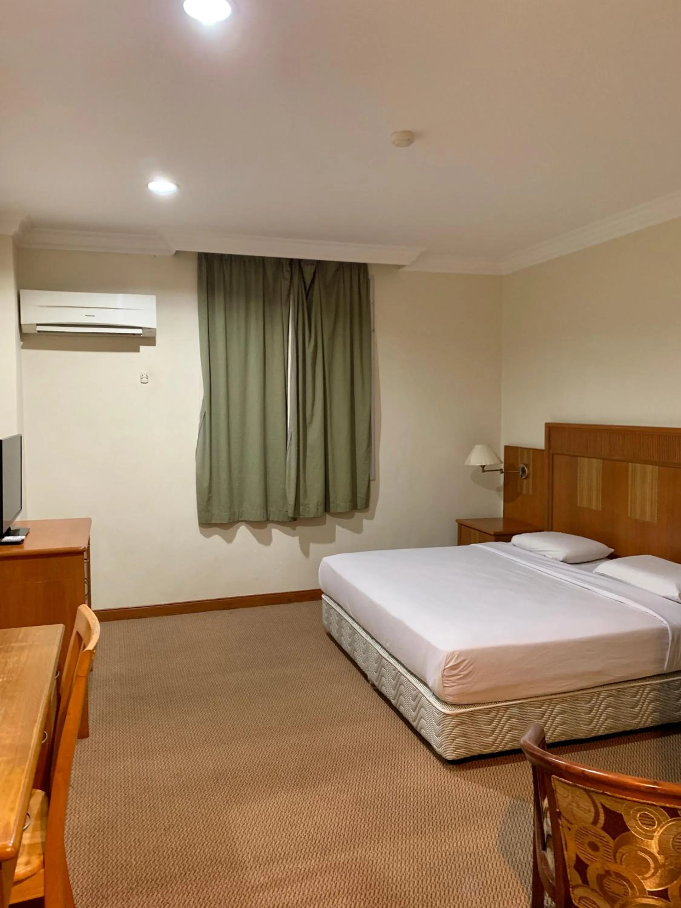 Bedroom, Bed in New Grand Hotel