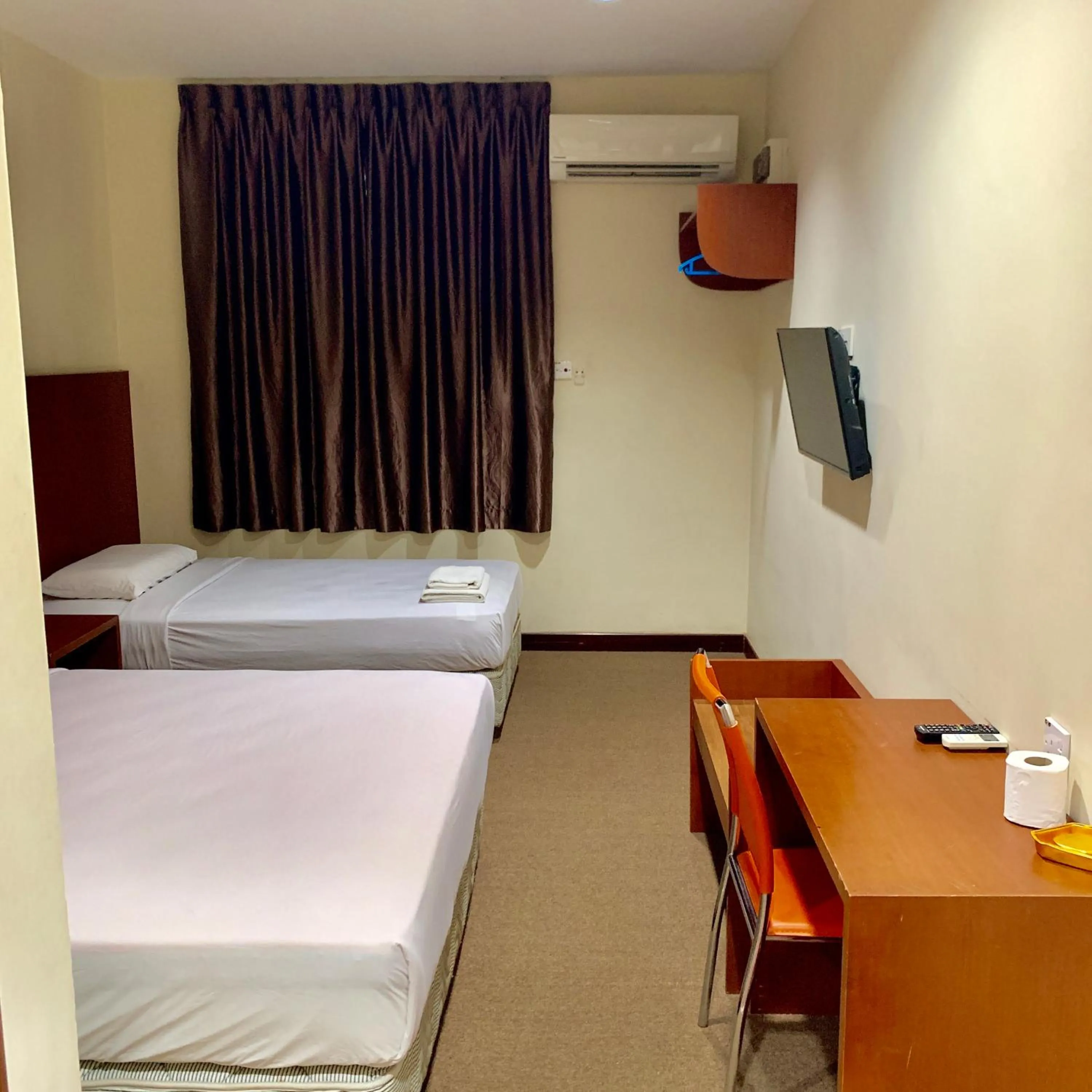 Bedroom, Bed in New Grand Hotel