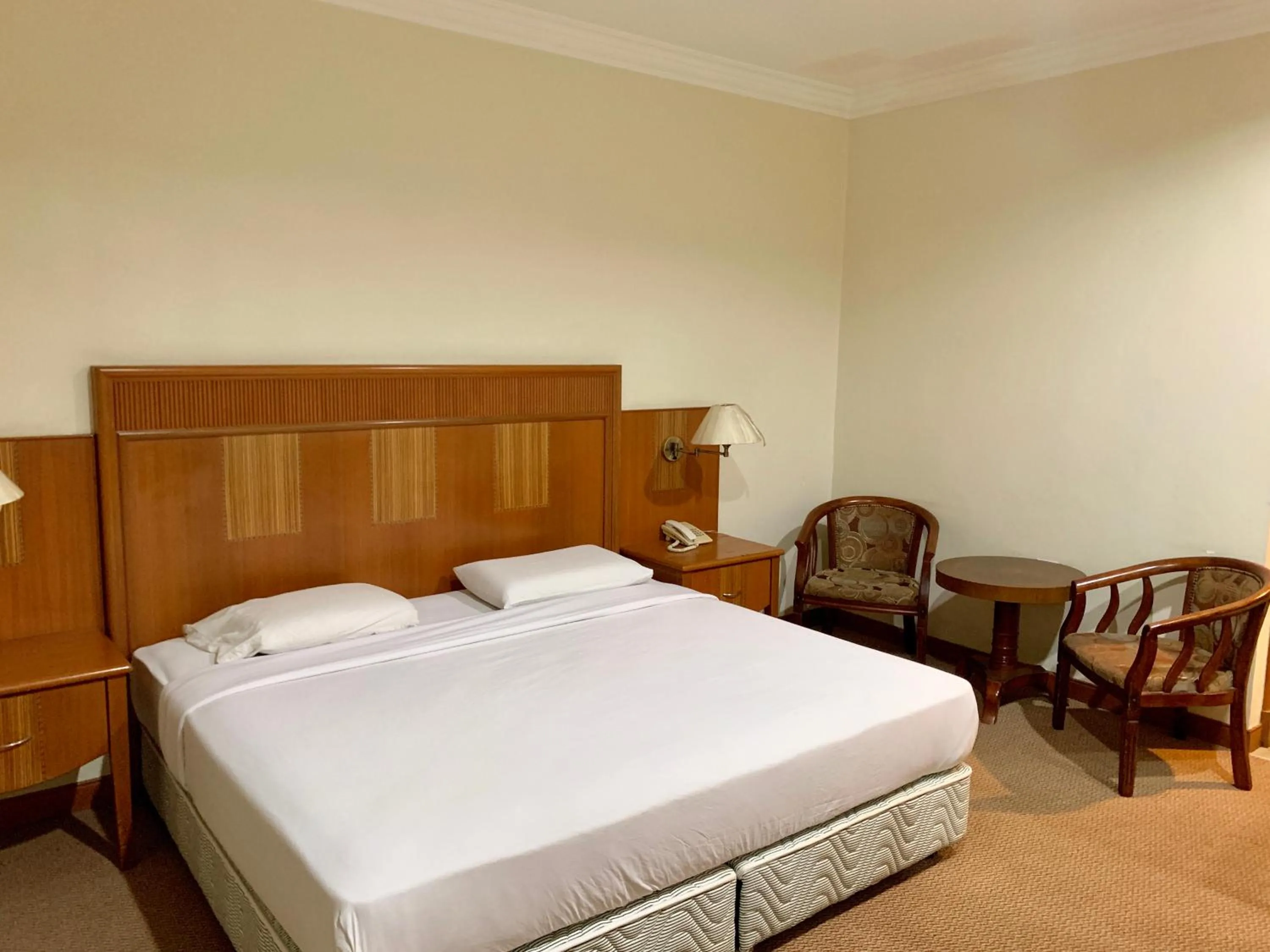 Bedroom, Bed in New Grand Hotel