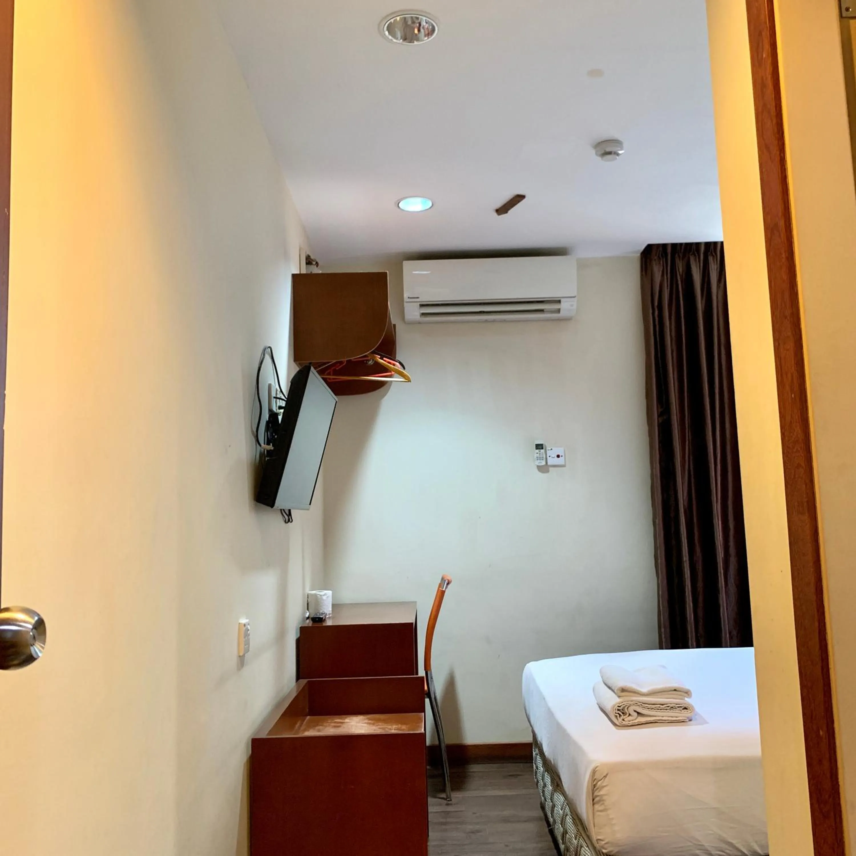 Bedroom, Bed in New Grand Hotel