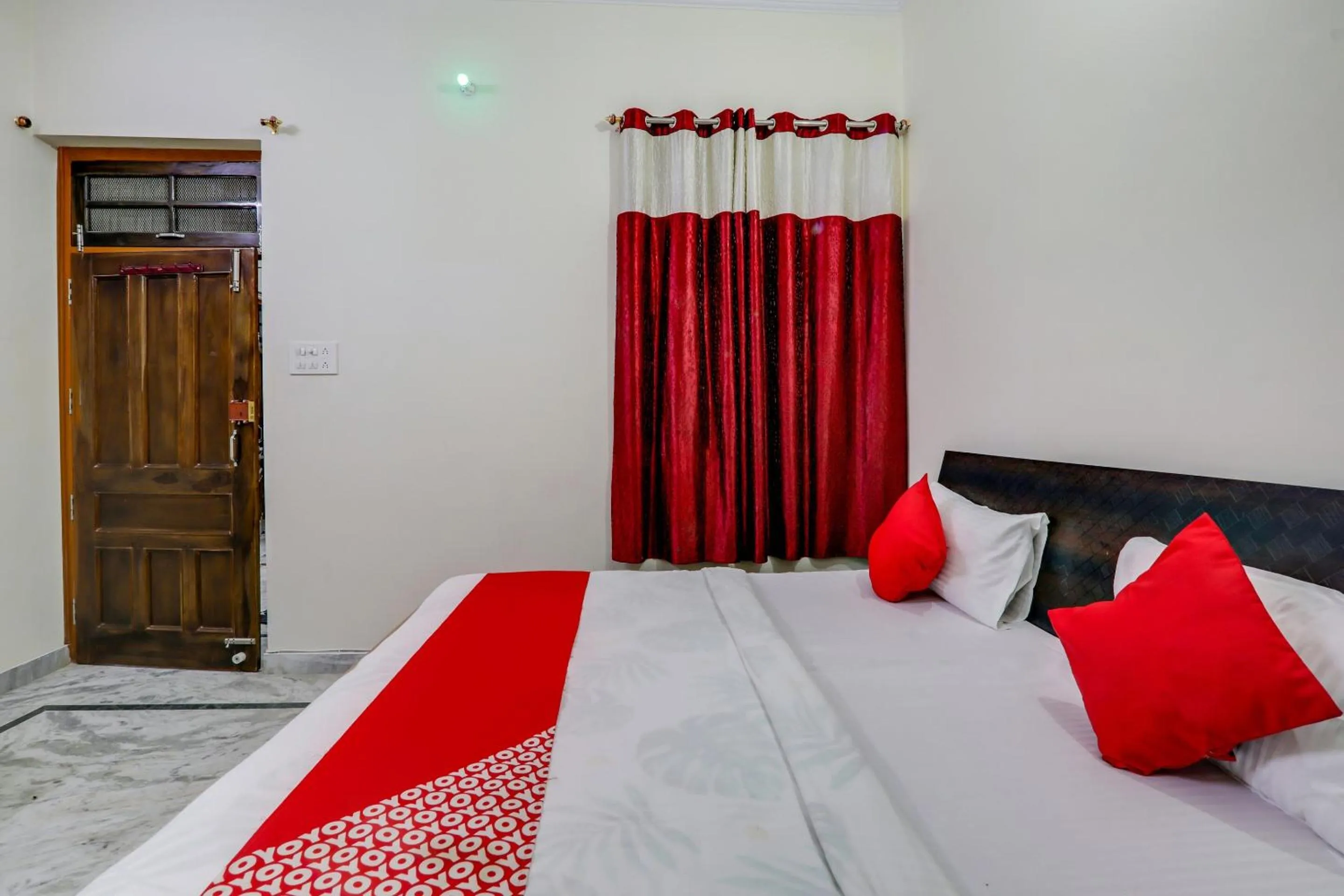 Facade/entrance, Bed in Hotel O Urmila Sadan