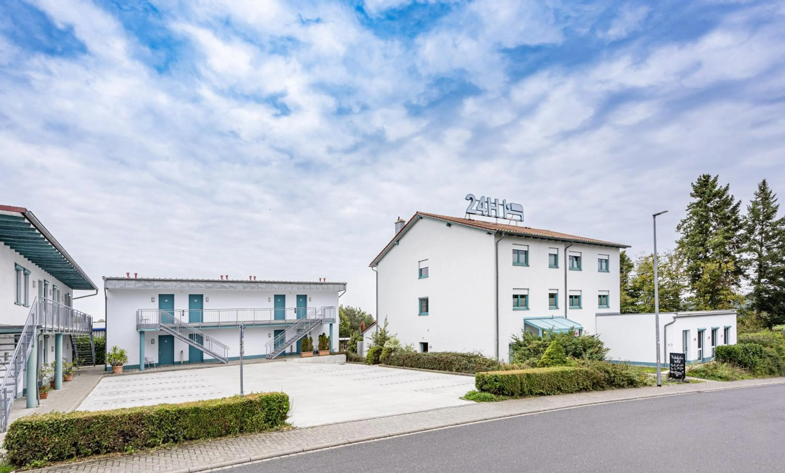 Property building in Hotel Am Wiesenweg l 24h check-in