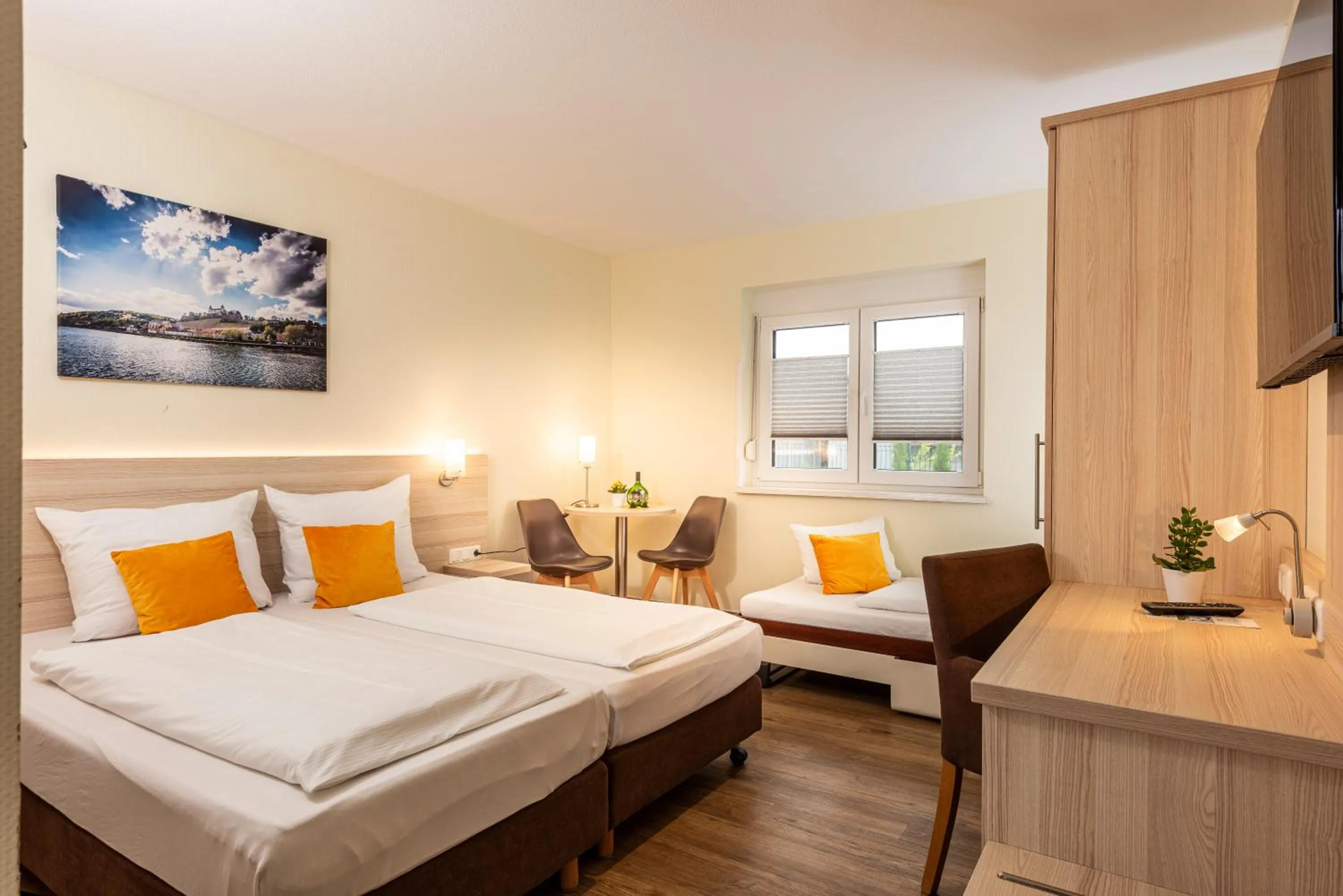 Photo of the whole room, Bed in Hotel Am Wiesenweg l 24h check-in