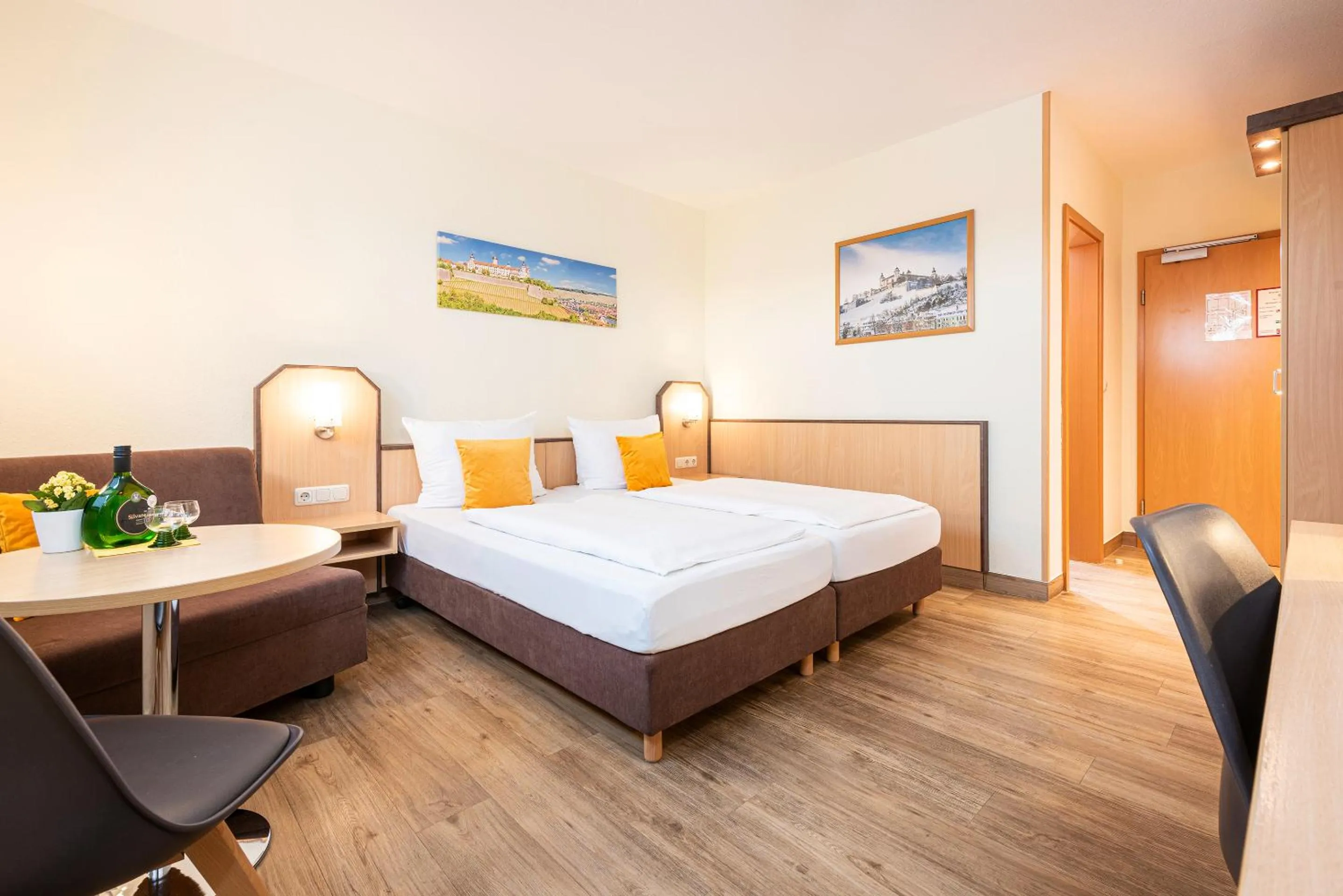 Photo of the whole room, Bed in Hotel Am Wiesenweg l 24h check-in