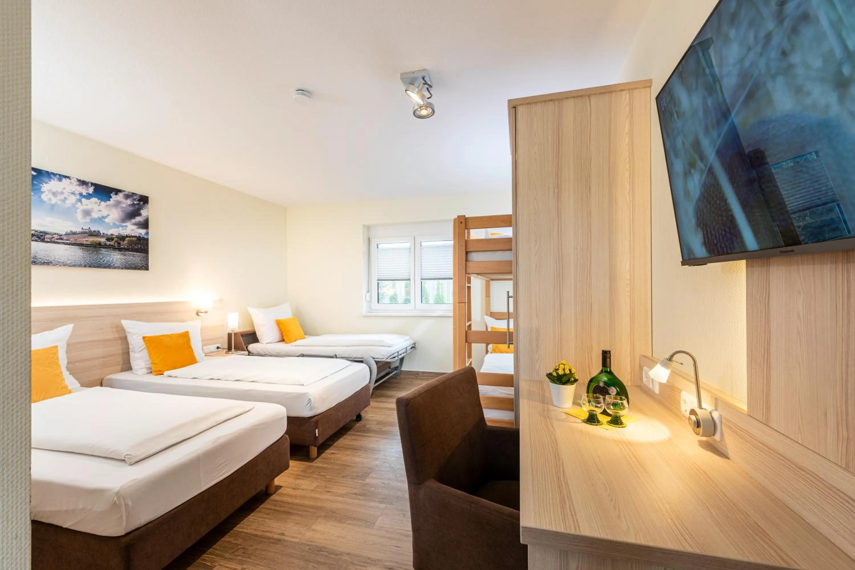 Photo of the whole room, Bed in Hotel Am Wiesenweg l 24h check-in