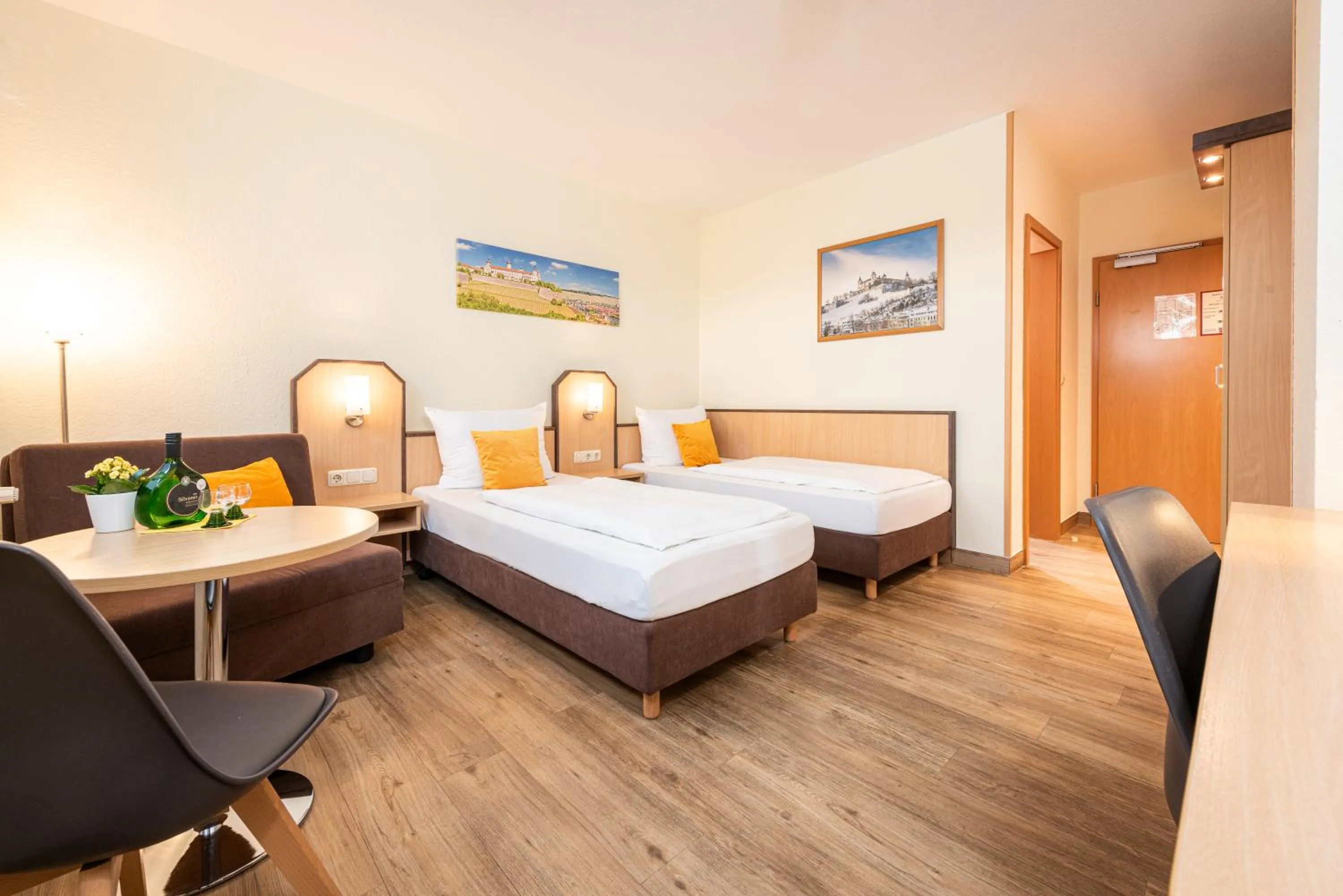 Photo of the whole room, Bed in Hotel Am Wiesenweg l 24h check-in