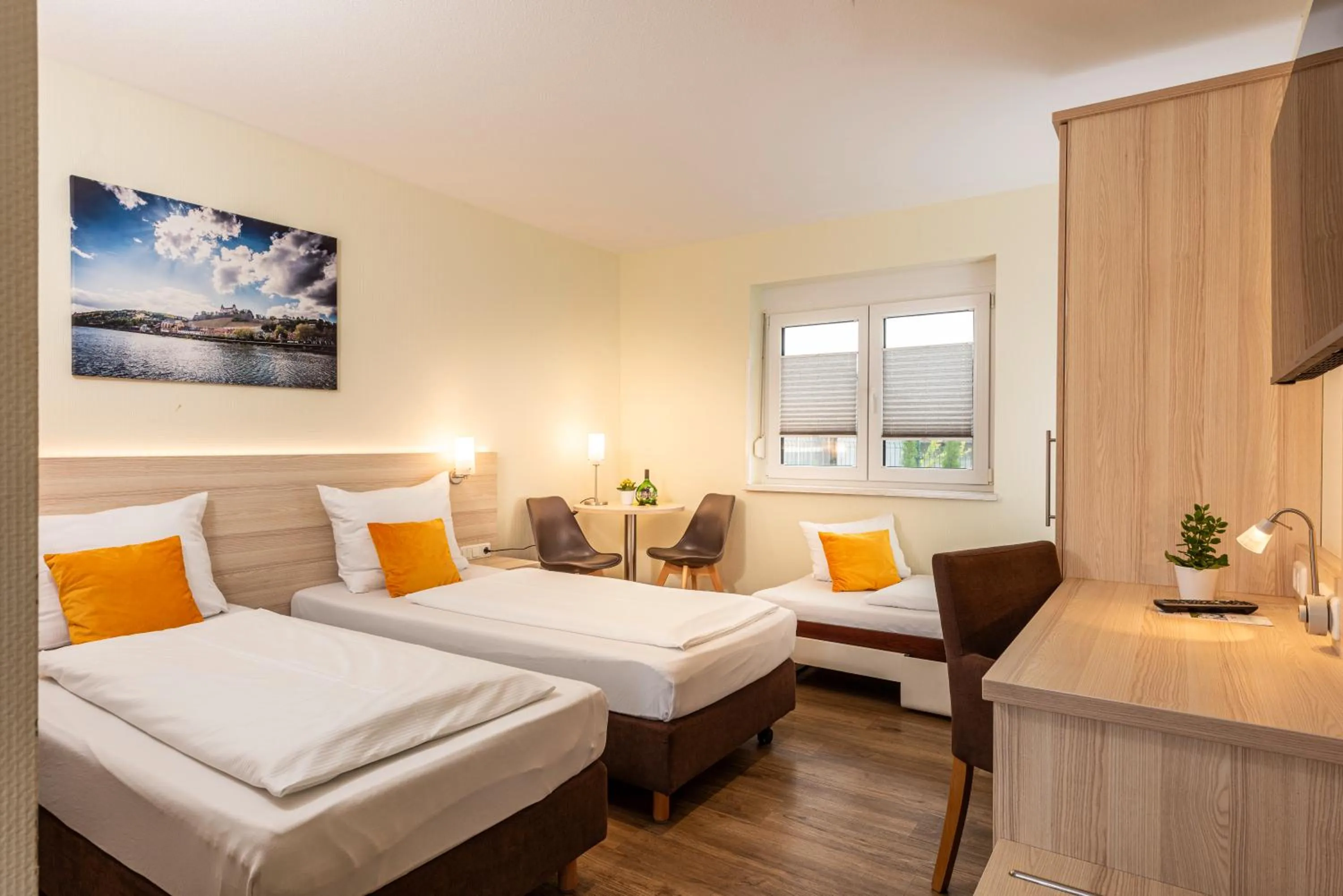 Photo of the whole room, Bed in Hotel Am Wiesenweg l 24h check-in