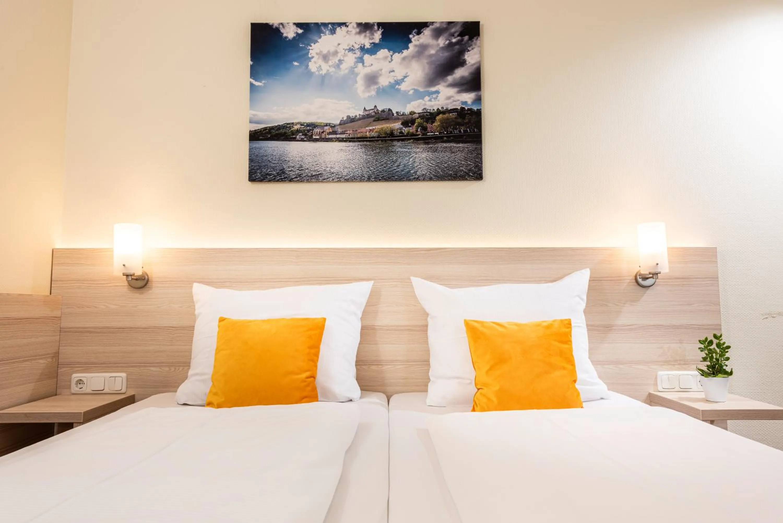 Photo of the whole room, Bed in Hotel Am Wiesenweg l 24h check-in