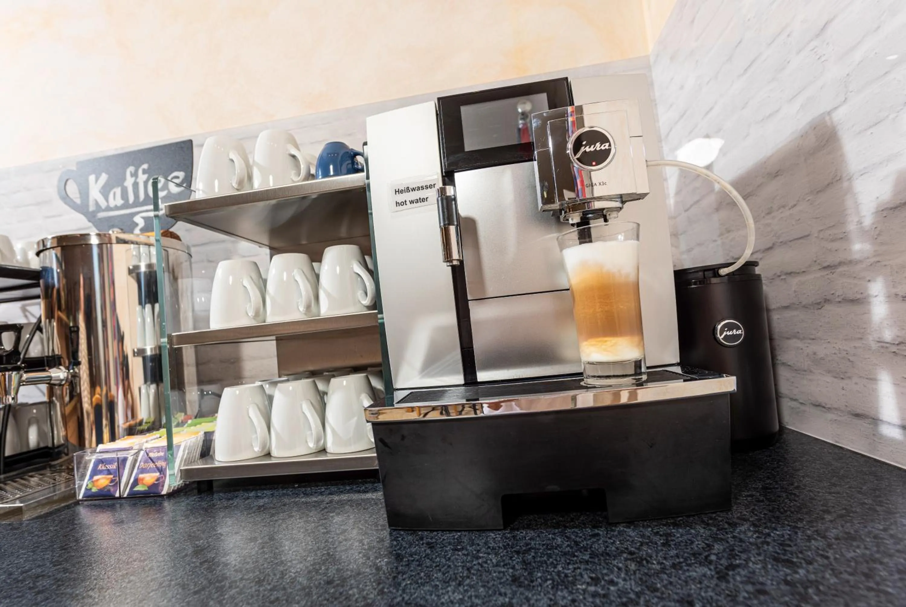 Breakfast in Hotel Am Wiesenweg l 24h check-in