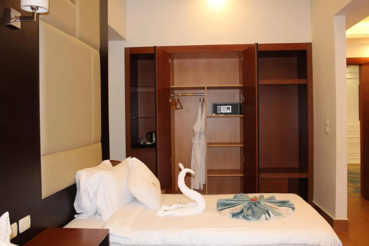 Bedroom, Bed in Royal Jewel Al Raml Hotel