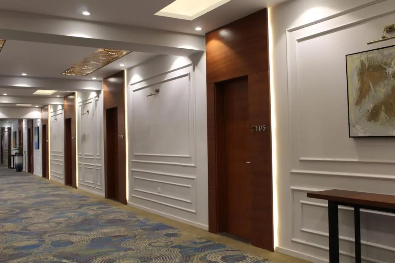 Communal lounge/ TV room in Royal Jewel Al Raml Hotel