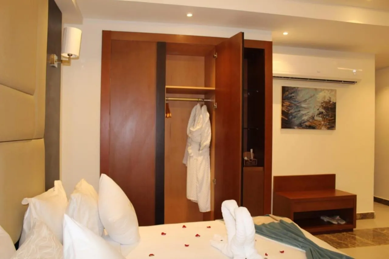 Bedroom, Bed in Royal Jewel Al Raml Hotel