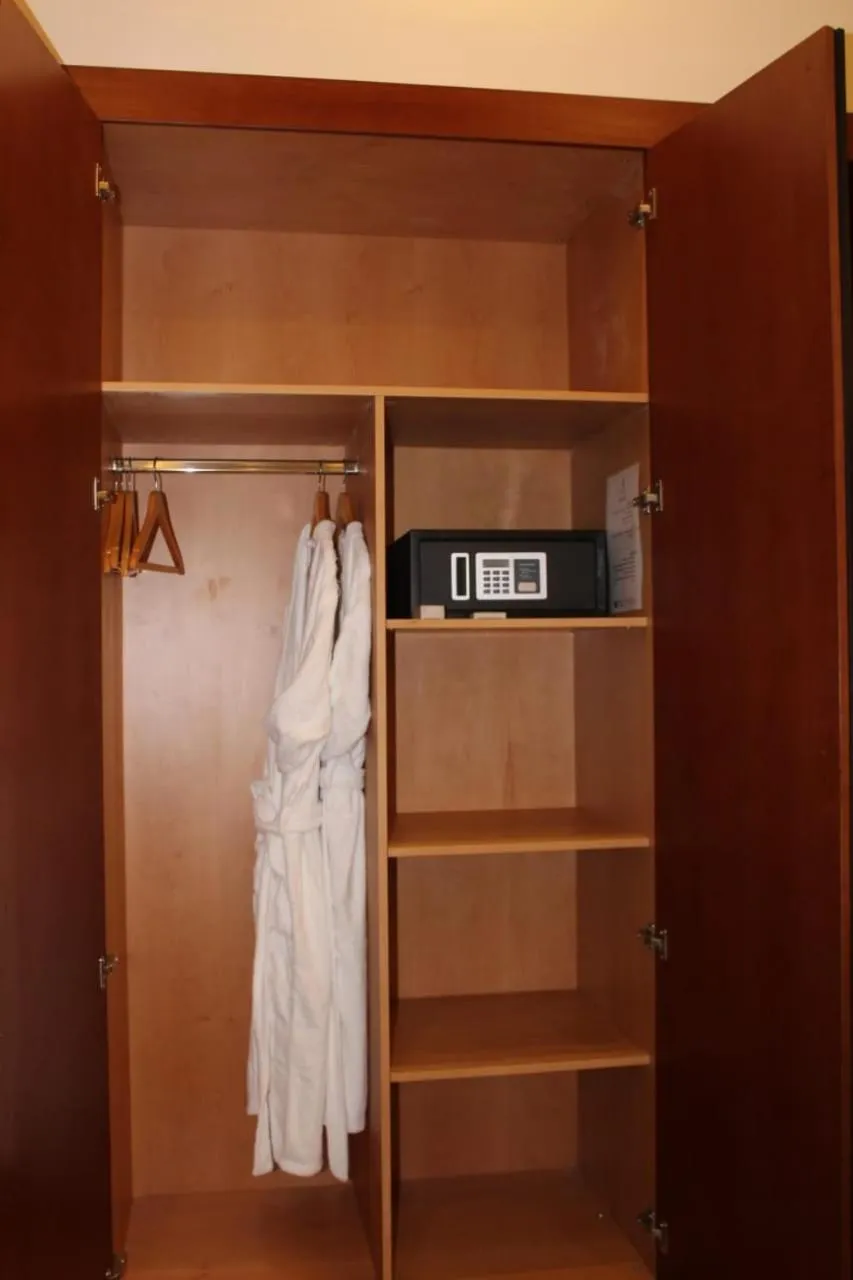 Bedroom in Royal Jewel Al Raml Hotel