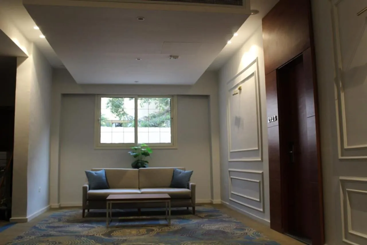 Communal lounge/ TV room in Royal Jewel Al Raml Hotel