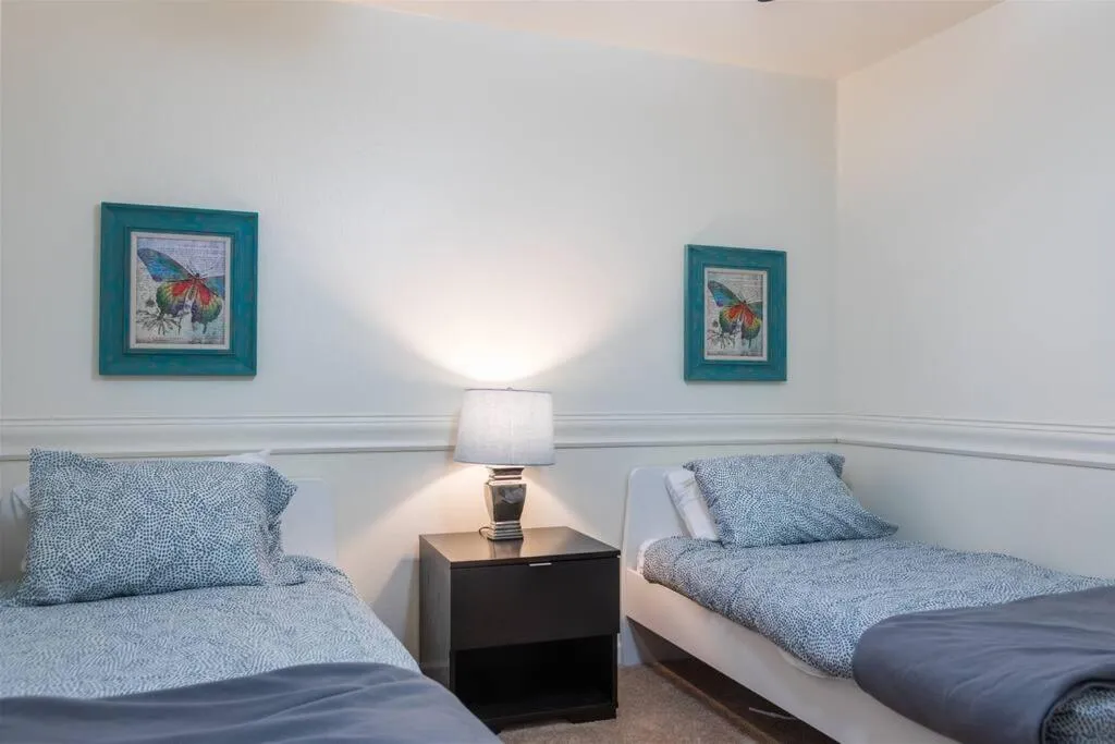 Bed in Quiet house with pool heater, patio, BBQ, citrus