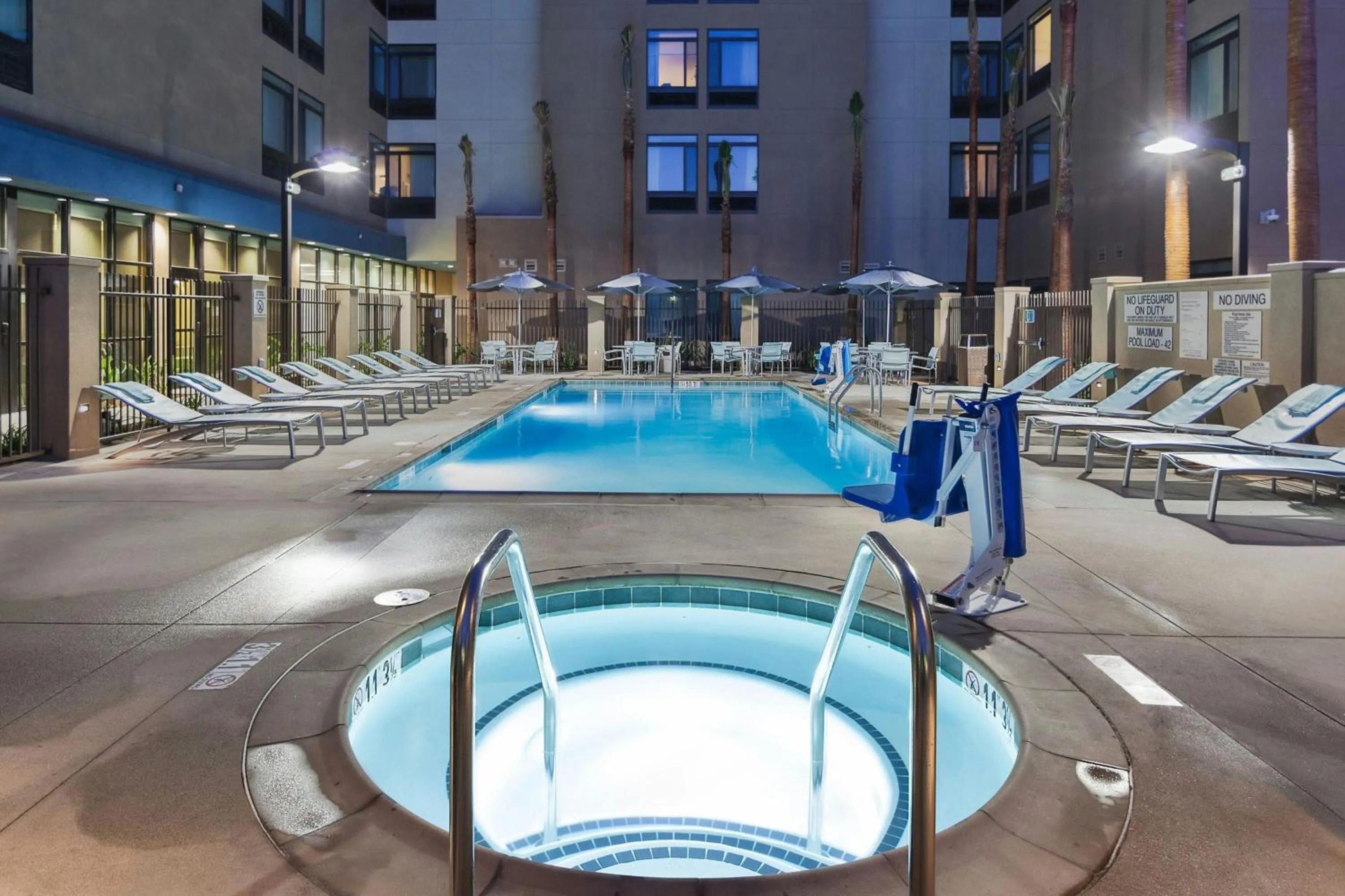 Swimming pool in Springhill Suites by Marriott Anaheim Maingate