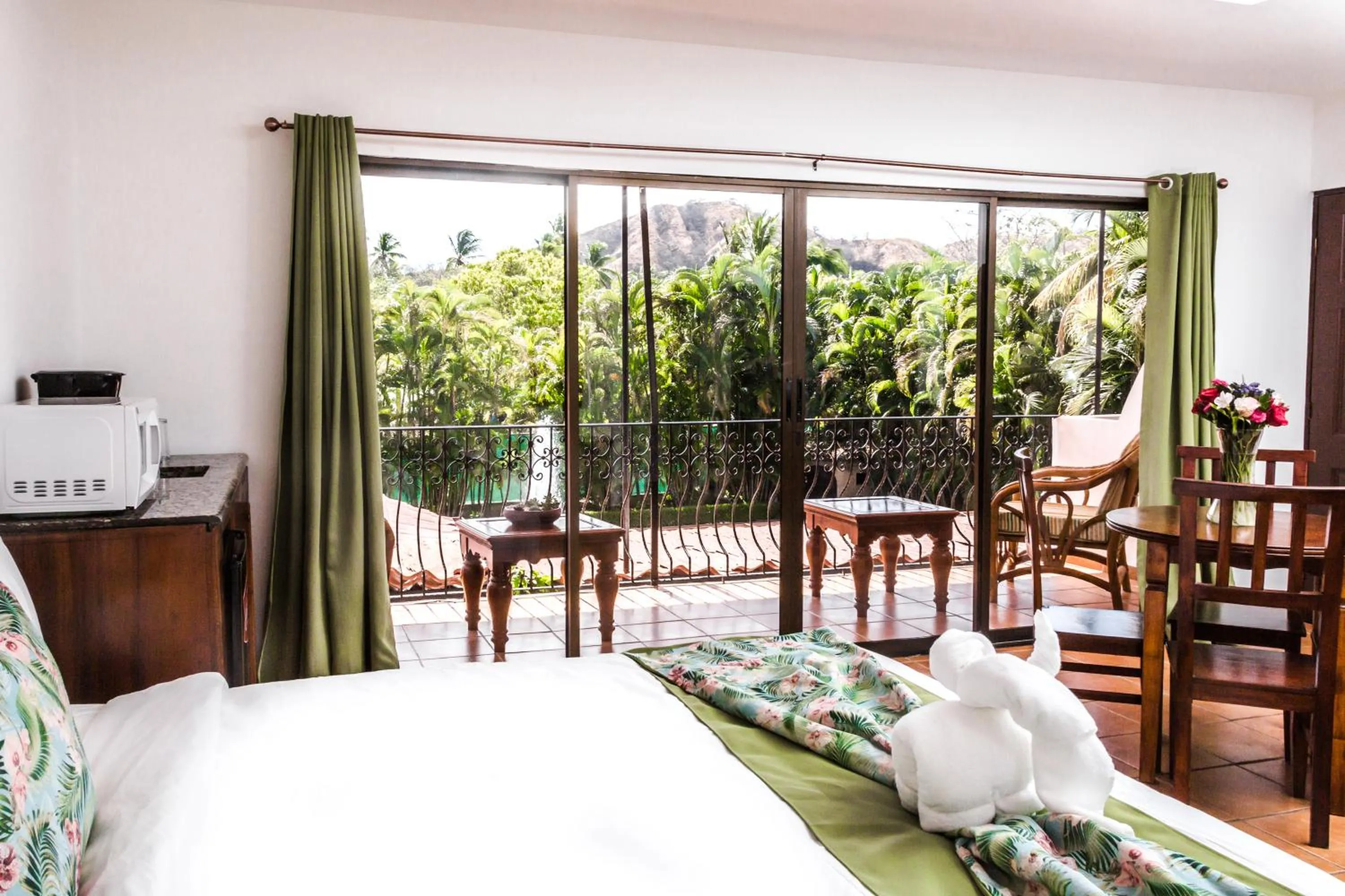Bedroom, Bed in The Palms At Coco Beach