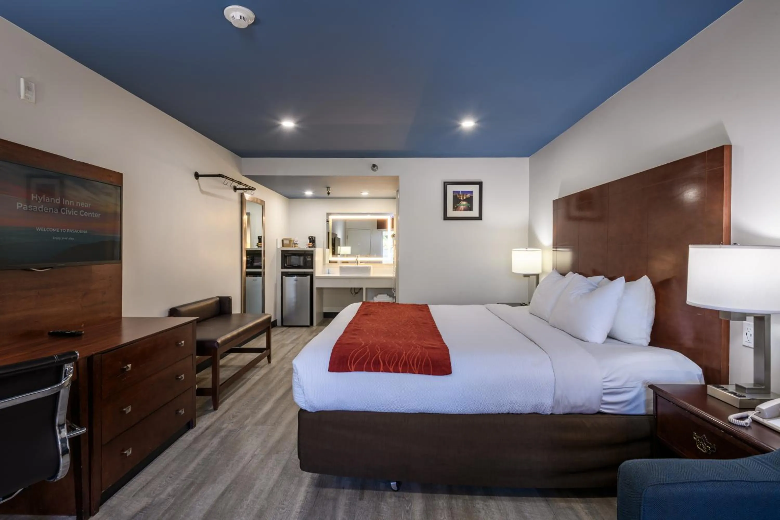 Bedroom, Bed in Hyland Inn near Pasadena Civic Center