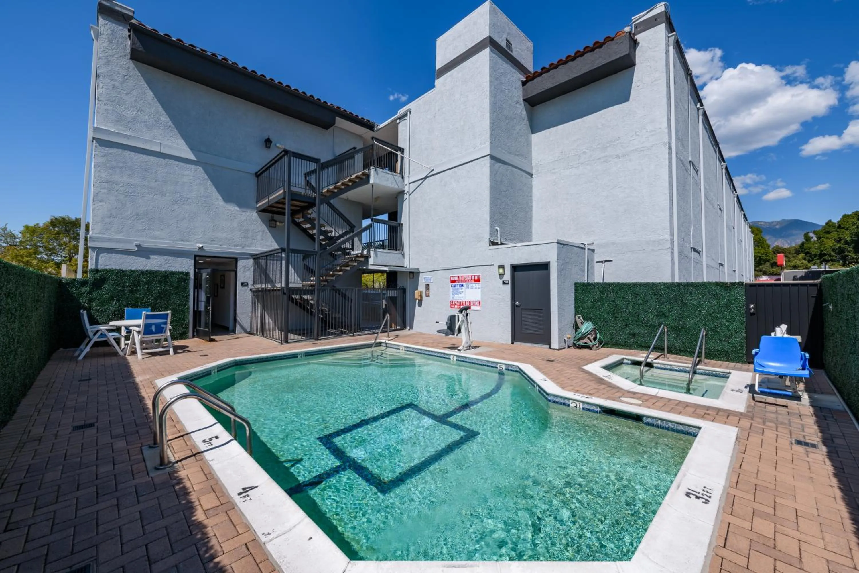 Swimming pool in Hyland Inn near Pasadena Civic Center