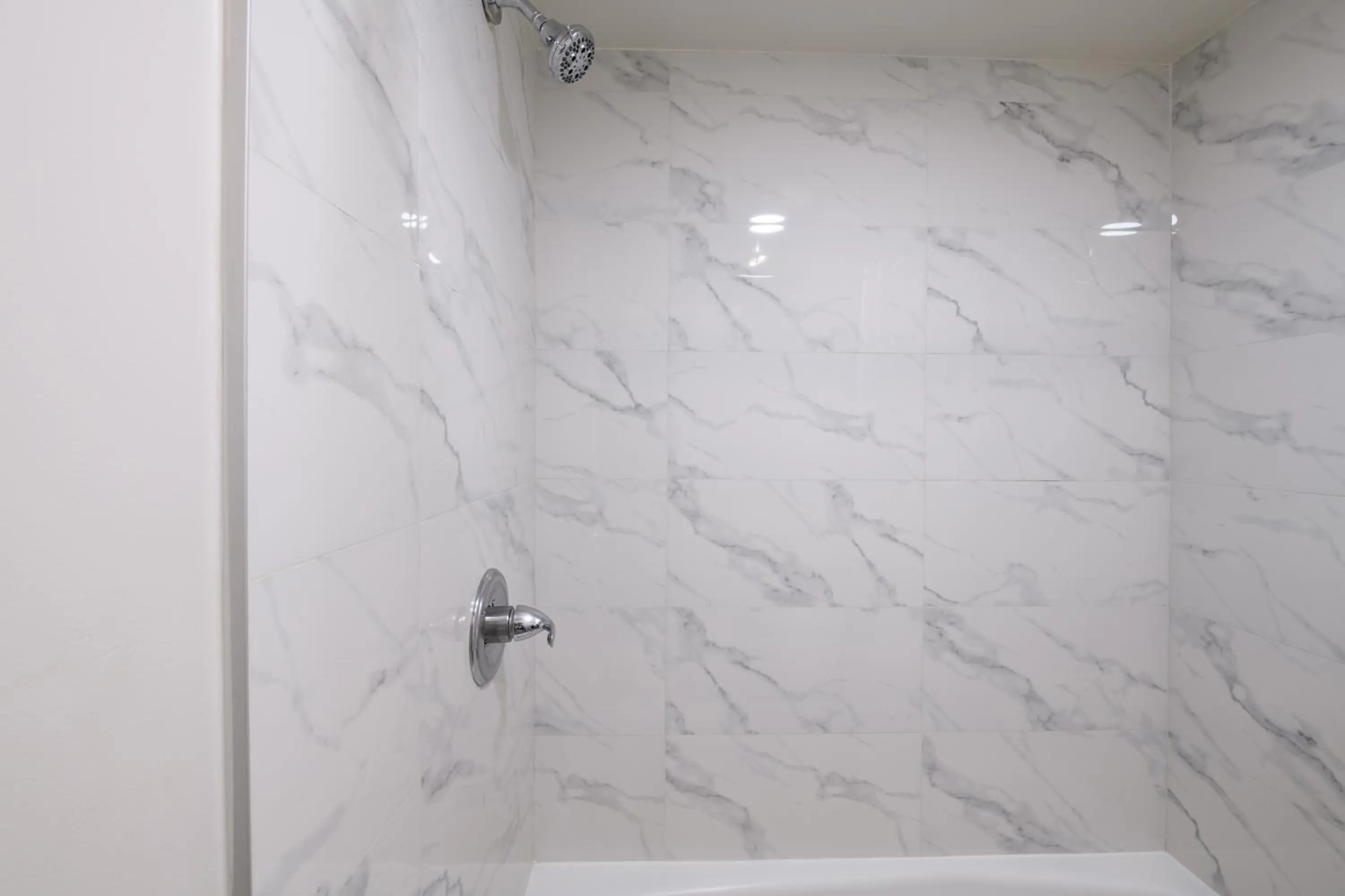 Bathroom in Hyland Inn near Pasadena Civic Center