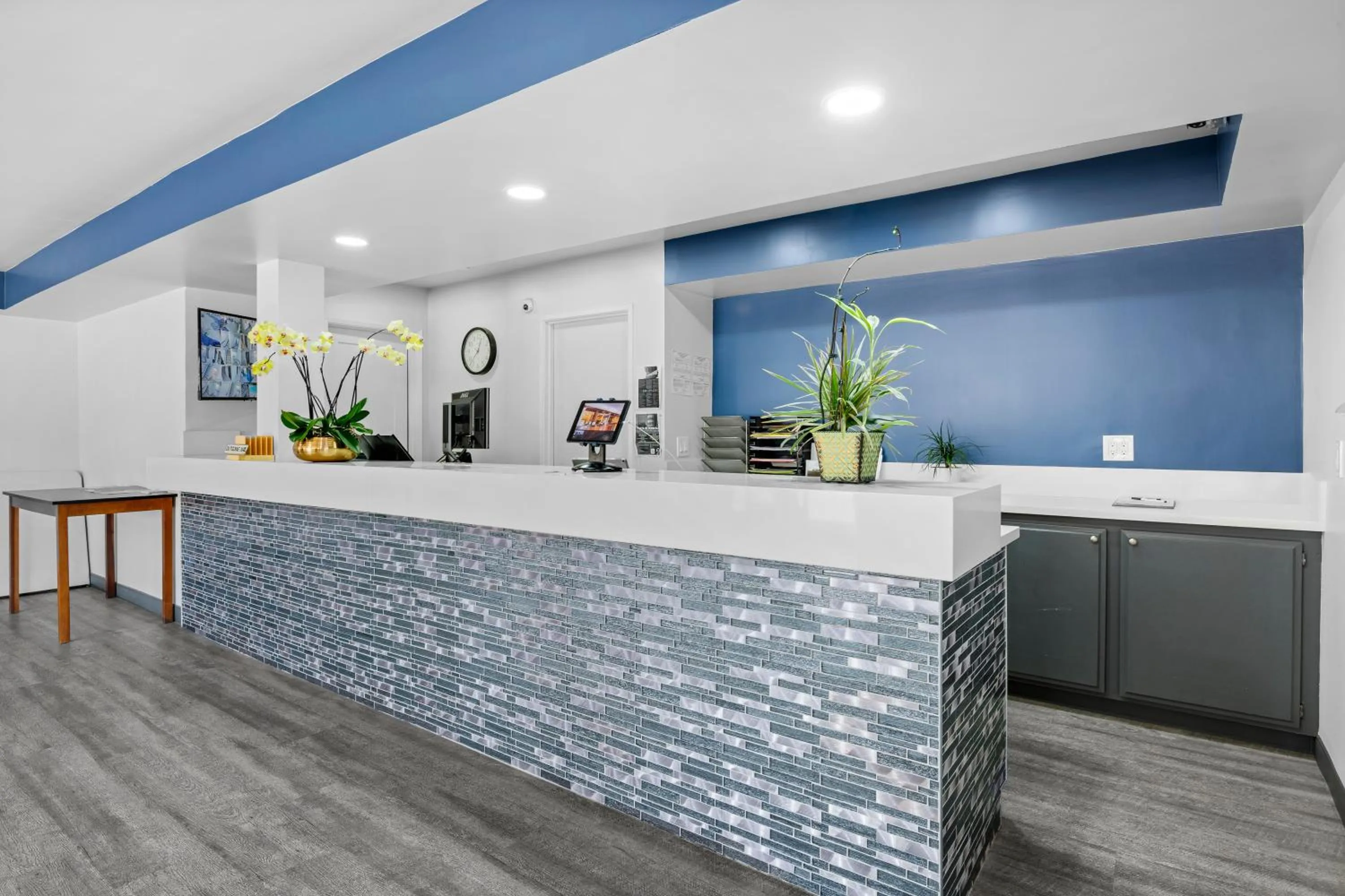 Lobby or reception in Hyland Inn near Pasadena Civic Center