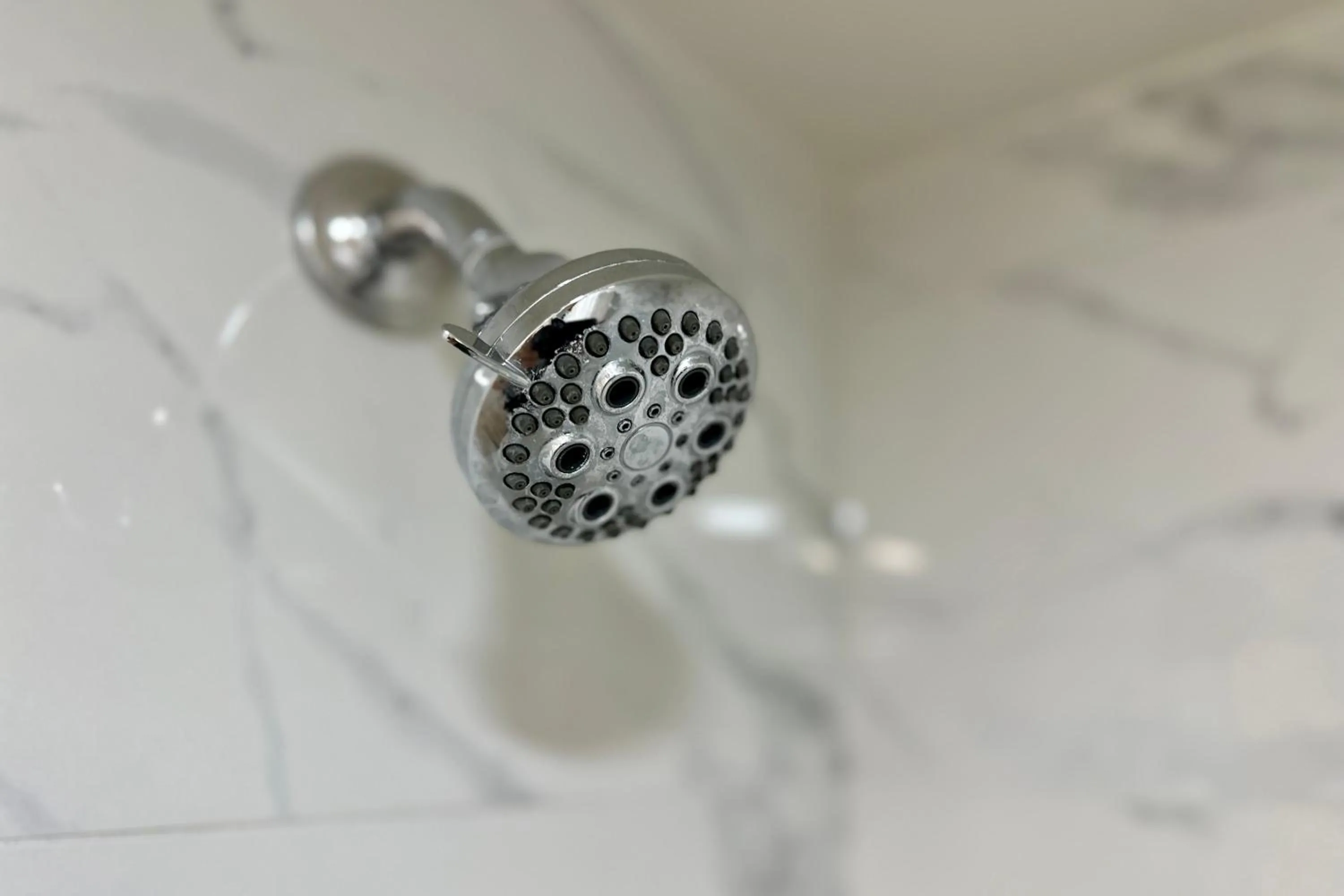 Shower in Hyland Inn near Pasadena Civic Center