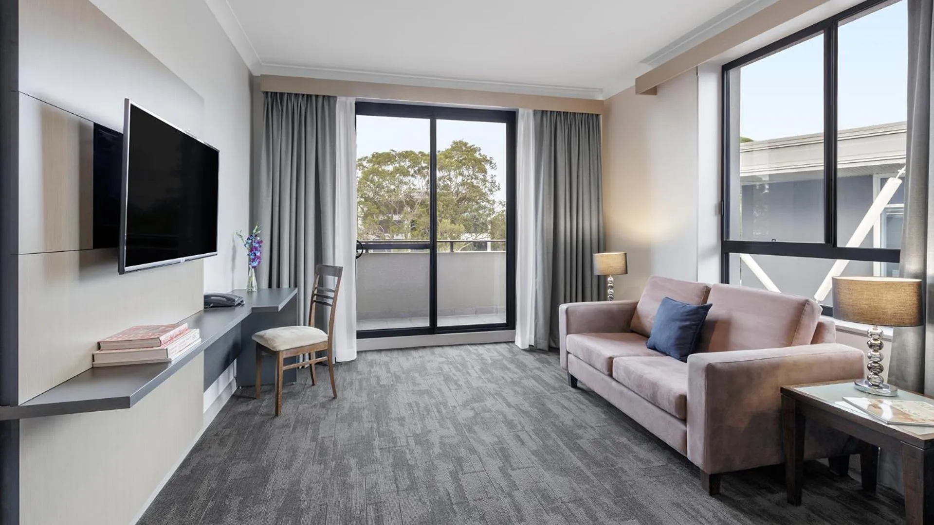 TV and multimedia in Oaks Sydney North Ryde Suites
