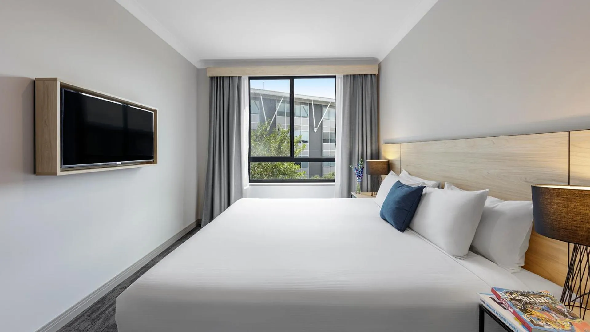 Bed in Oaks Sydney North Ryde Suites