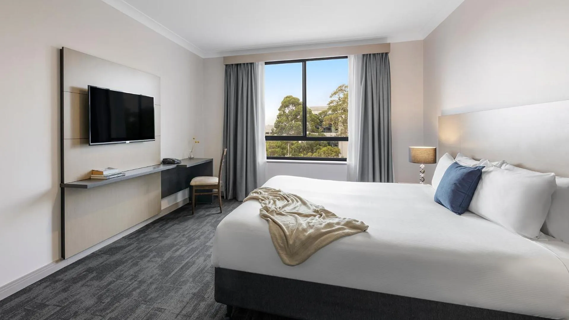 TV and multimedia, Bed in Oaks Sydney North Ryde Suites