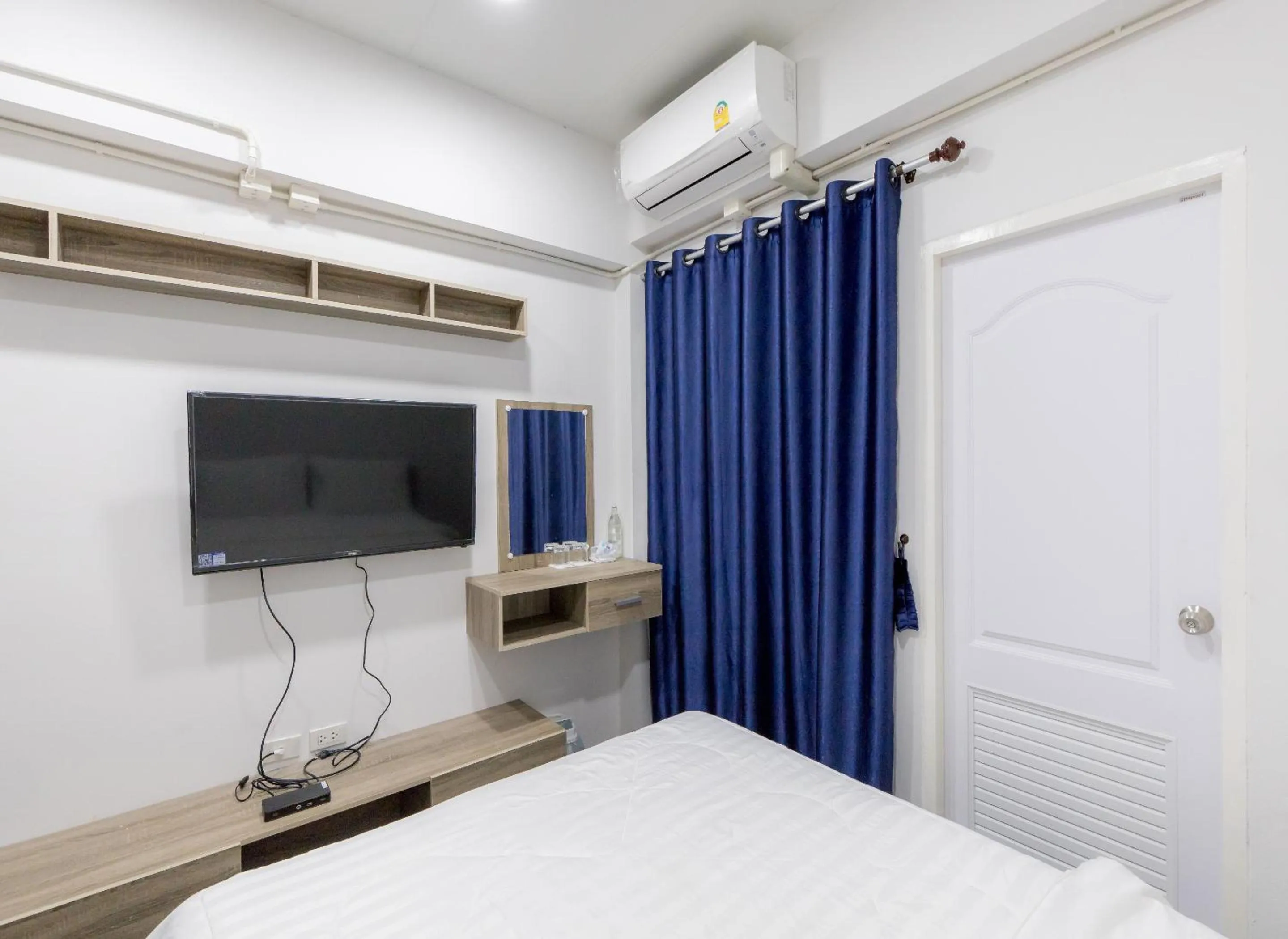 Bed in MiddleWay House Bangkok