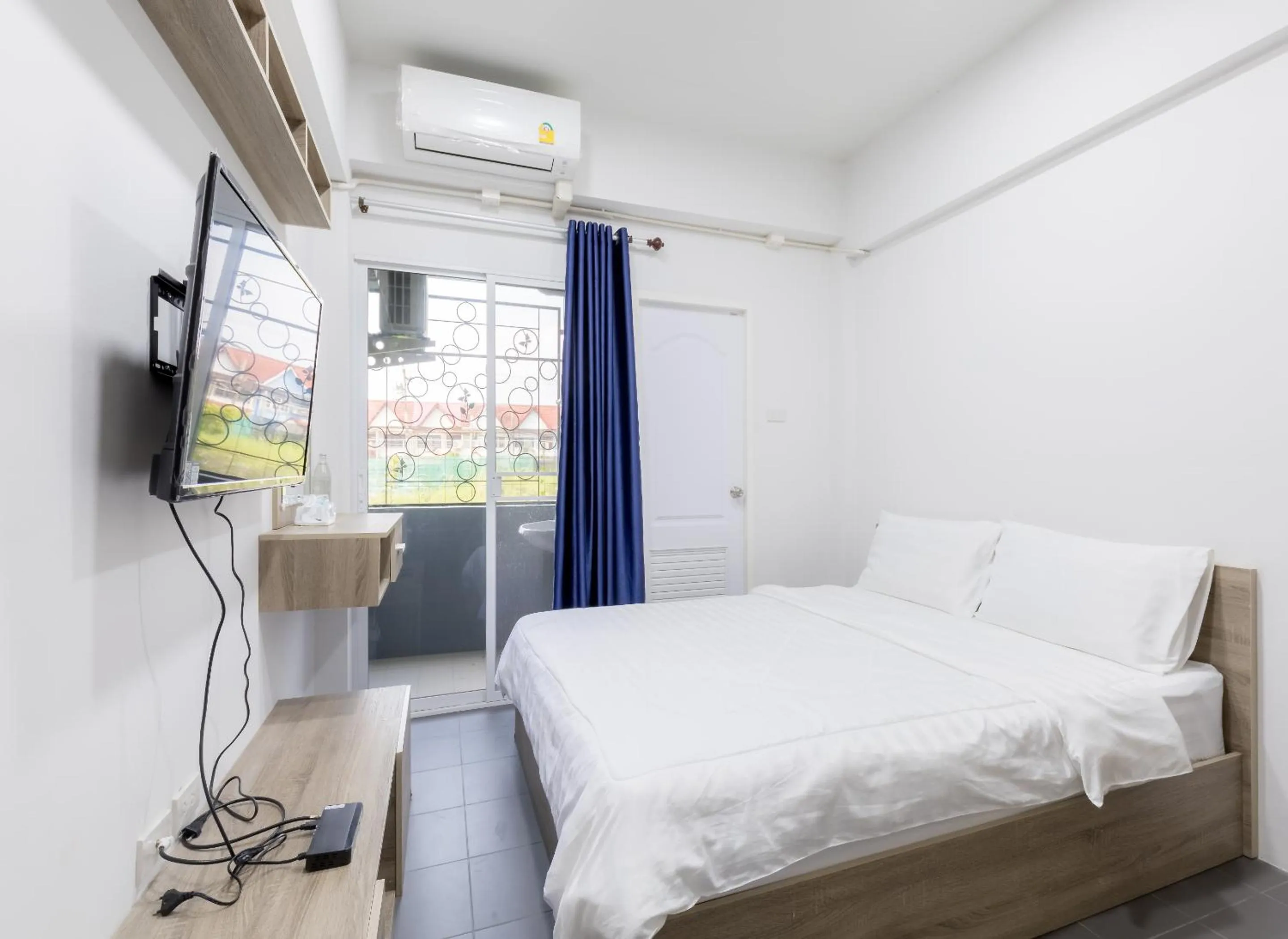 Bed in MiddleWay House Bangkok