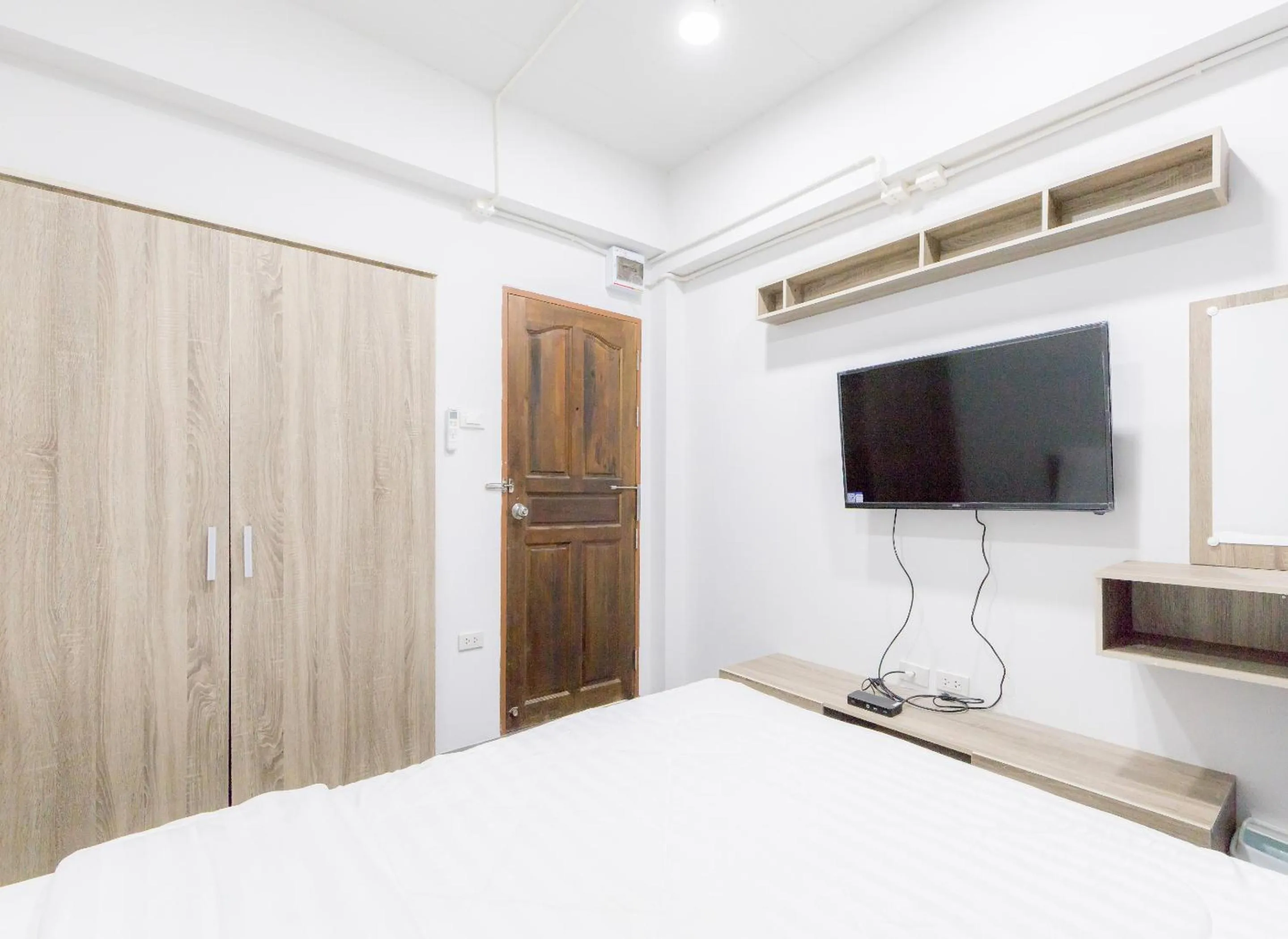 TV and multimedia, Bed in MiddleWay House Bangkok