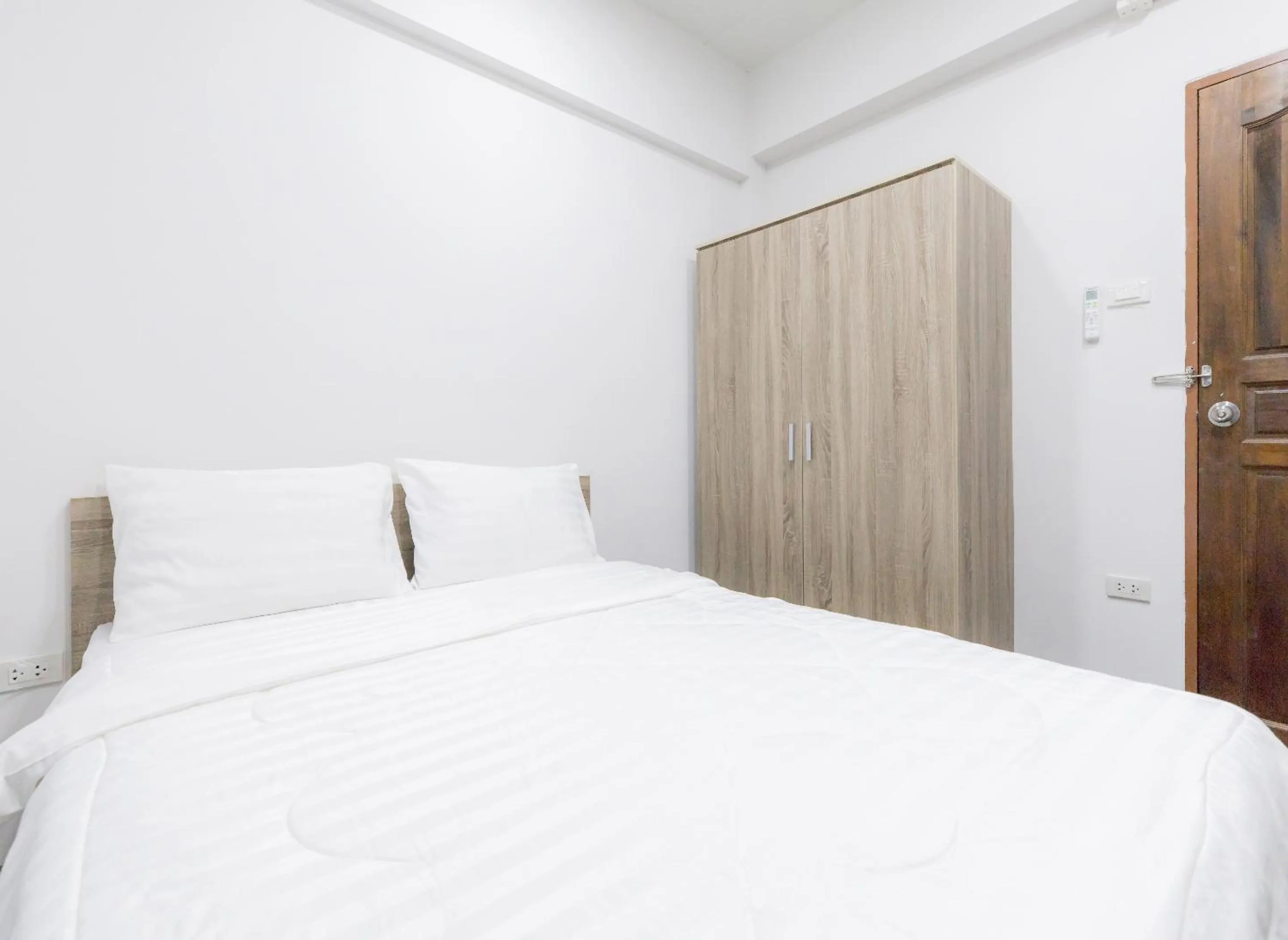 Bed in MiddleWay House Bangkok