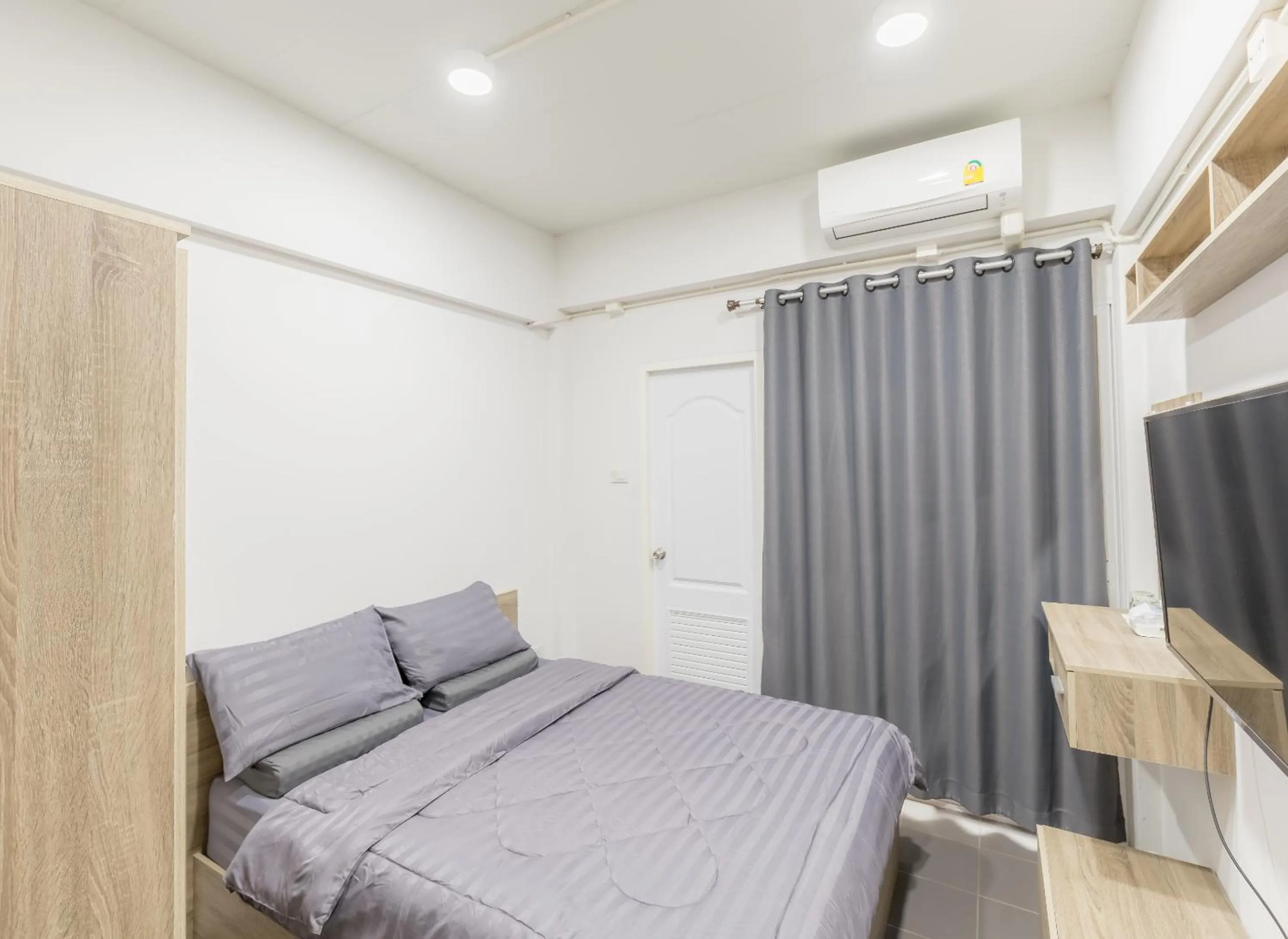 Bedroom, Bed in MiddleWay House Bangkok