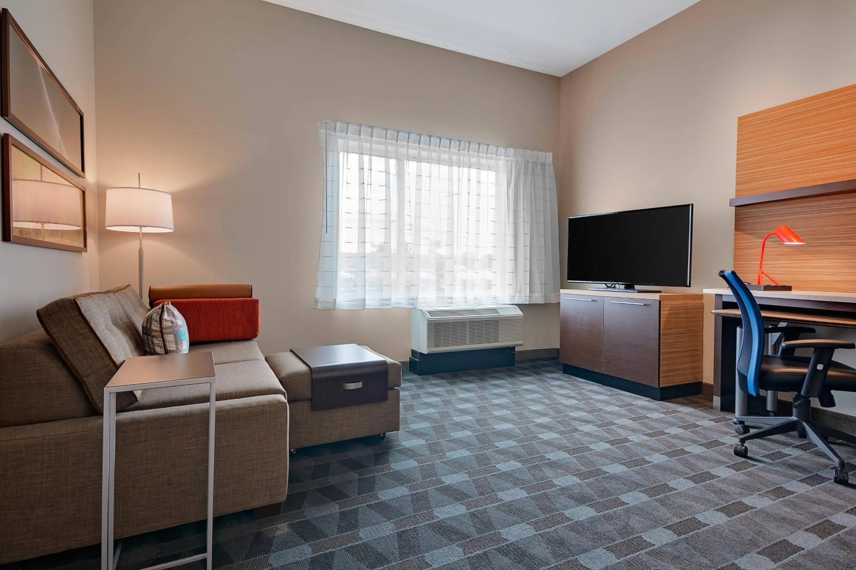 Living room, Bed in TownePlace Suites by Marriott Detroit Allen Park