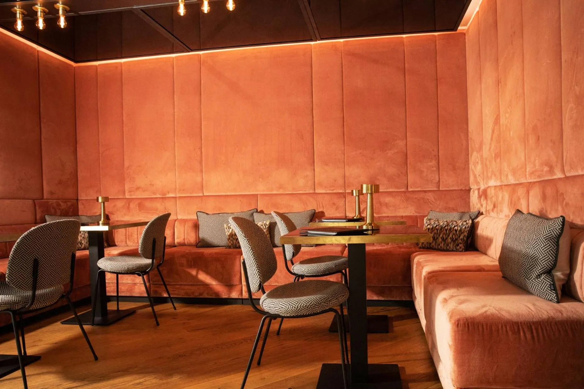 Restaurant/places to eat in MIANO Hotel & Bar