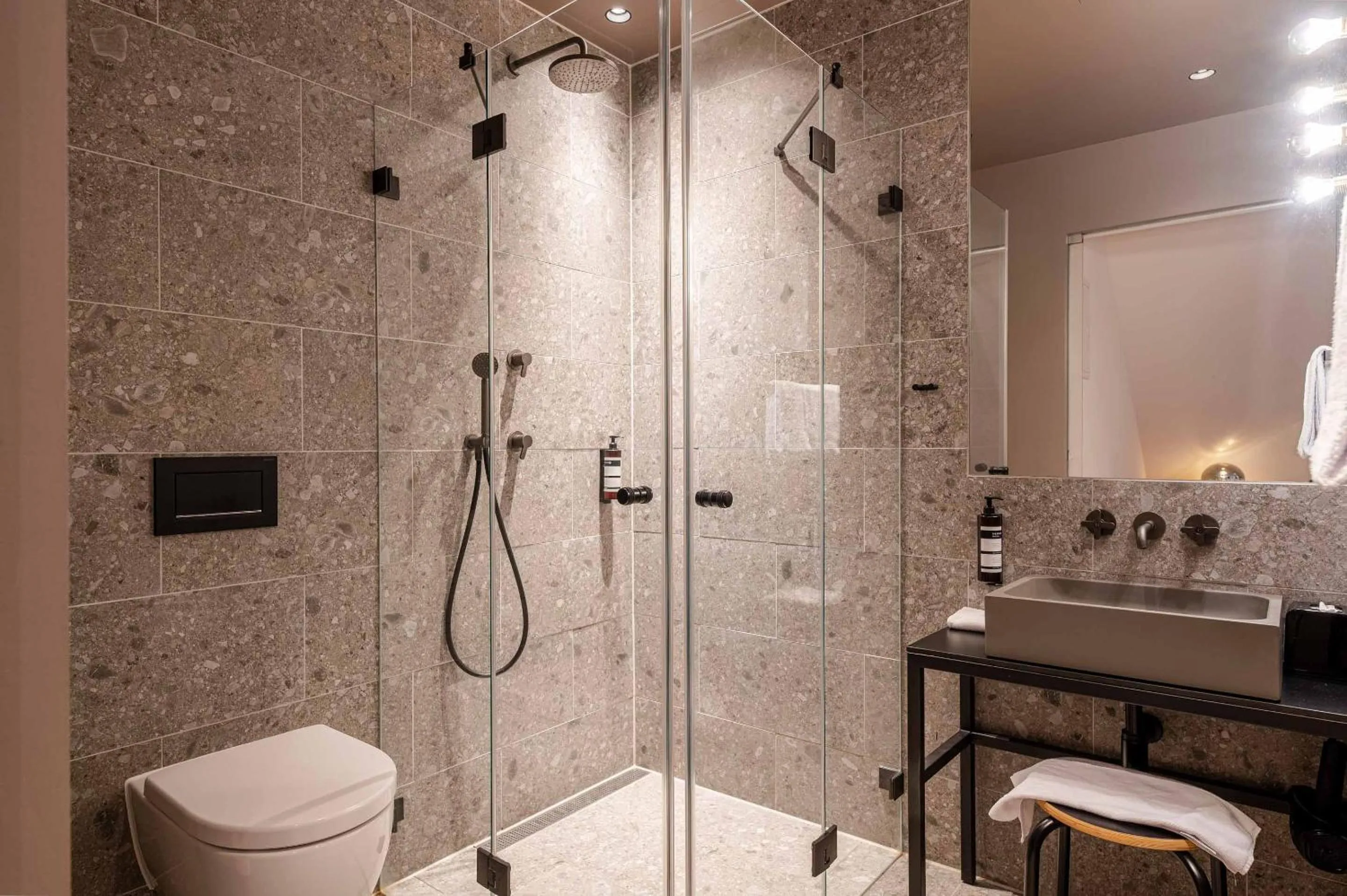 Shower in Hotel Miano by Limehome