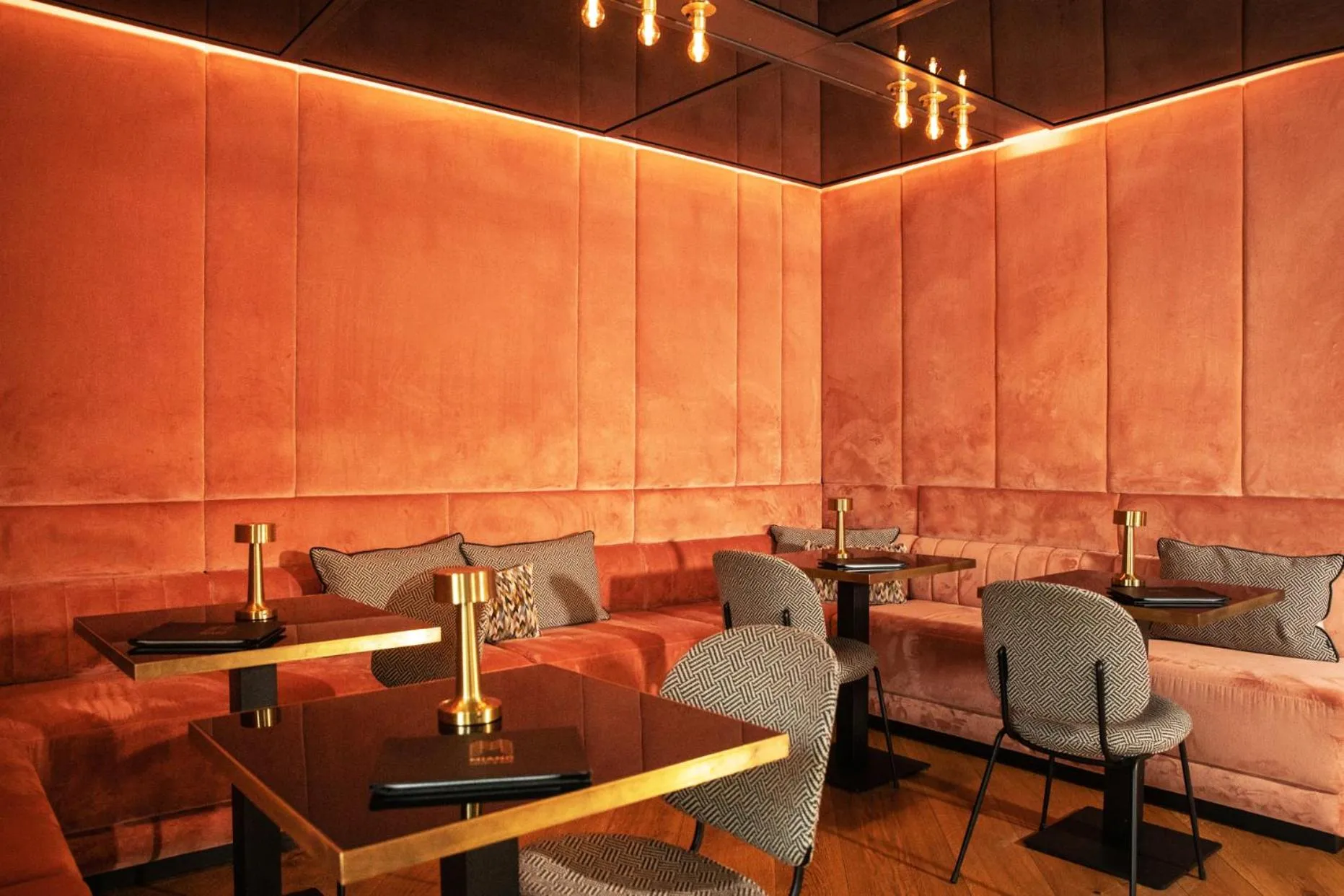 Restaurant/places to eat in MIANO Hotel & Bar