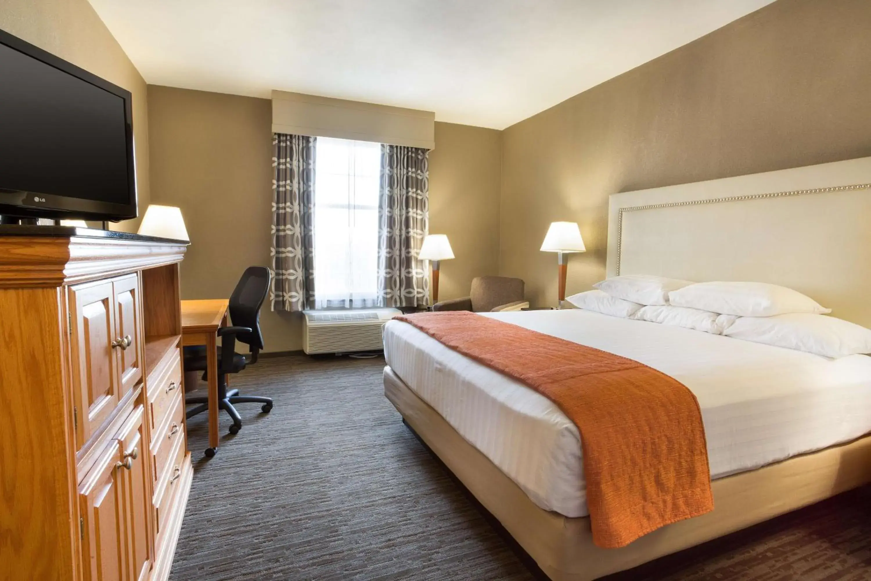 Deluxe King Room - Accessible, Roll-in Shower in Drury Inn & Suites San Antonio North Stone Oak Deluxe King Room - Accessible, Roll-in Shower in Drury Inn & Suites San Antonio North Stone Oak